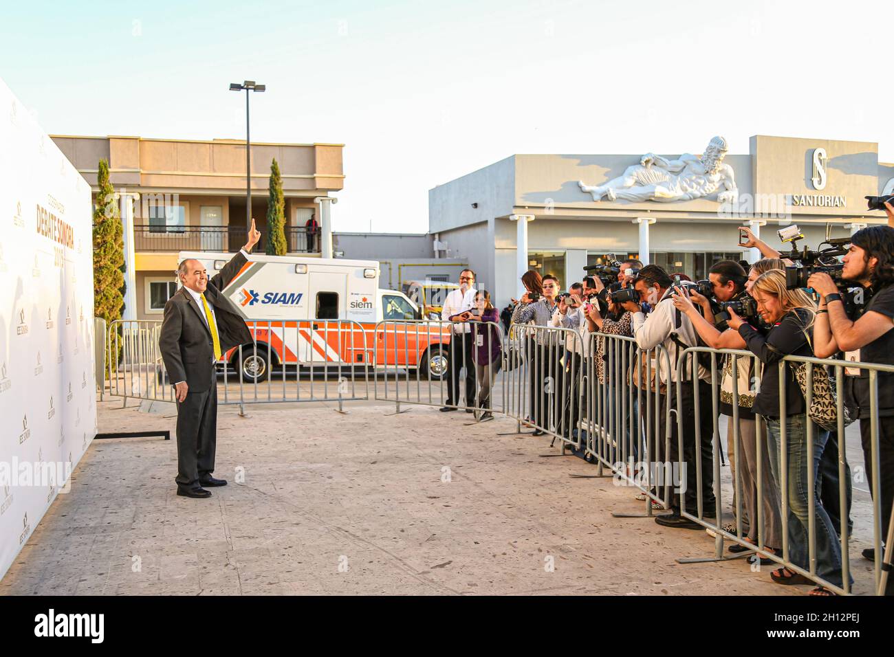 Carlos Navarro p oses per la foto di fotografi e cameramen. Posa para la foto de fotografos y camarografos dibattito politico dell'Istituto elettorale di Stato, IEE, elezioni. Hermosillo sonora, 21 aprile 2015. (Foto di Irrael Garnica / NortePhoto) dibattito politico del Instituto Estatal elettorale, IEE, eleciones. Hermosillo sonora a 21 abril 2015.(Photo by Irrael Garnica / NortePhoto) Foto Stock
