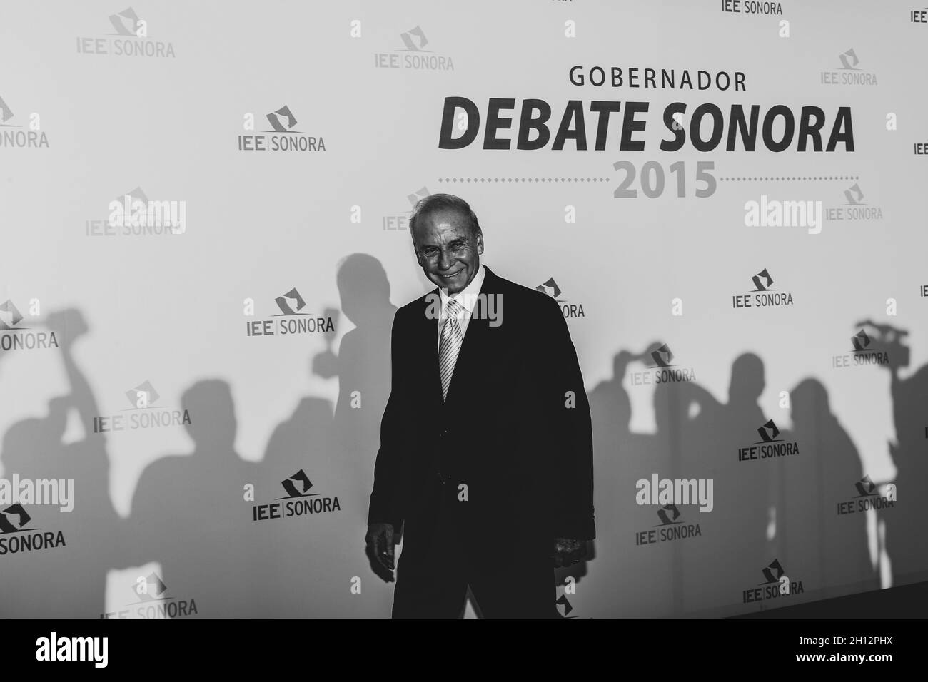 Javier Gandara pone per la foto di fotografi e cameramen e le loro silhouette e fotocamere all'ombra. Posa para la foto de fotografos y camarografos y sus siluetas y camaras en la sombra dibattito politico dell'Istituto elettorale di Stato, IEE, elezioni. Hermosillo sonora, 21 aprile 2015. (Foto di Irrael Garnica / NortePhoto) dibattito politico del Instituto Estatal elettorale, IEE, eleciones. Hermosillo sonora a 21 abril 2015.(Photo by Irrael Garnica / NortePhoto) Foto Stock