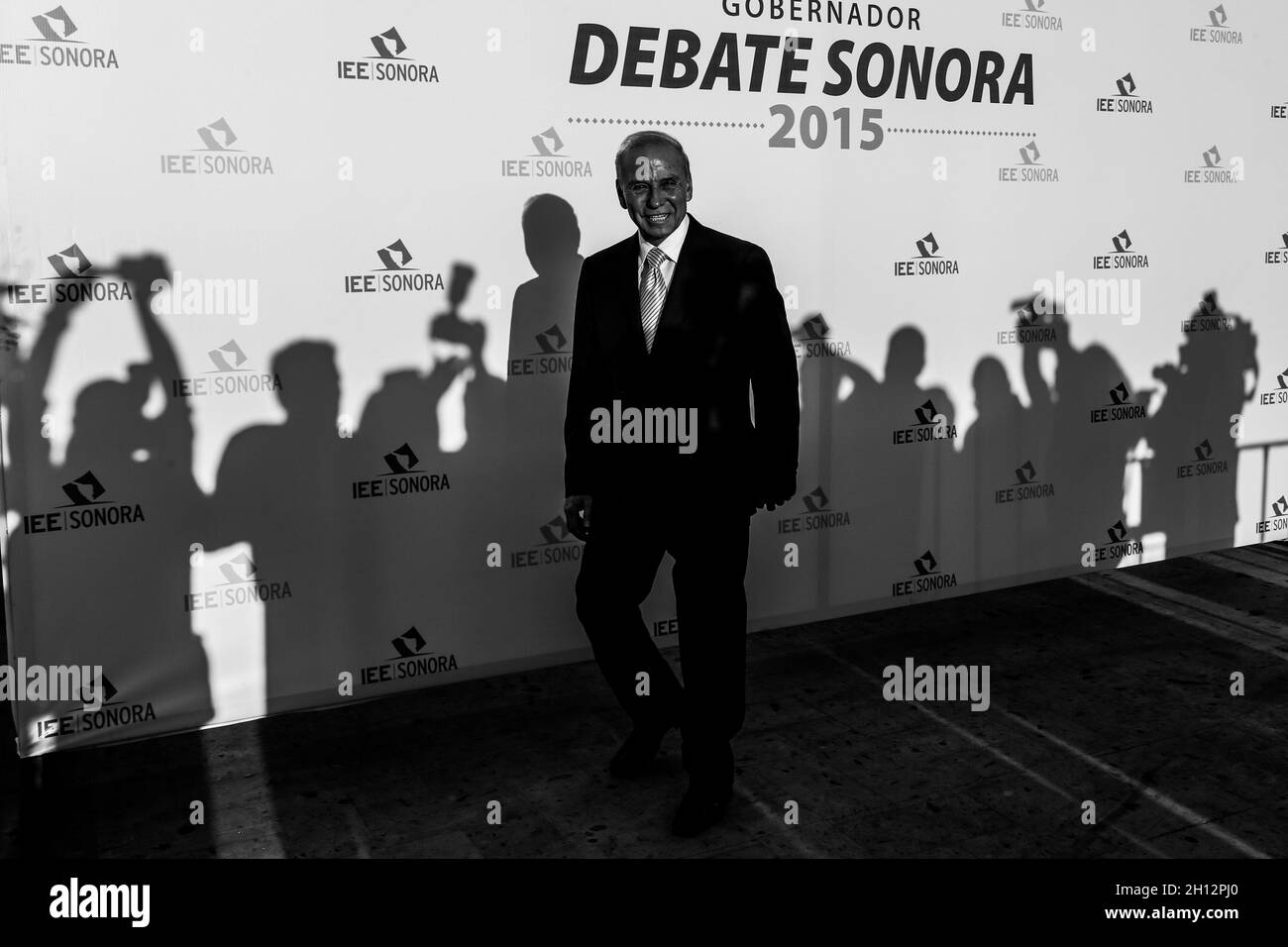 Javier Gandara pone per la foto di fotografi e cameramen e le loro silhouette e fotocamere all'ombra. Posa para la foto de fotografos y camarografos y sus siluetas y camaras en la sombra dibattito politico dell'Istituto elettorale di Stato, IEE, elezioni. Hermosillo sonora, 21 aprile 2015. (Foto di Irrael Garnica / NortePhoto) dibattito politico del Instituto Estatal elettorale, IEE, eleciones. Hermosillo sonora a 21 abril 2015.(Photo by Irrael Garnica / NortePhoto) Foto Stock