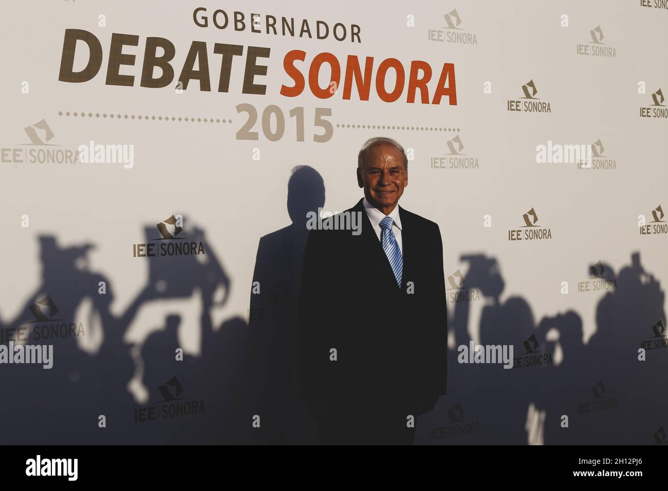 Javier Gandara pone per la foto di fotografi e cameramen e le loro silhouette e fotocamere all'ombra. Posa para la foto de fotografos y camarografos y sus siluetas y camaras en la sombra dibattito politico dell'Istituto elettorale di Stato, IEE, elezioni. Hermosillo sonora, 21 aprile 2015. (Foto di Irrael Garnica / NortePhoto) dibattito politico del Instituto Estatal elettorale, IEE, eleciones. Hermosillo sonora a 21 abril 2015.(Photo by Irrael Garnica / NortePhoto) Foto Stock