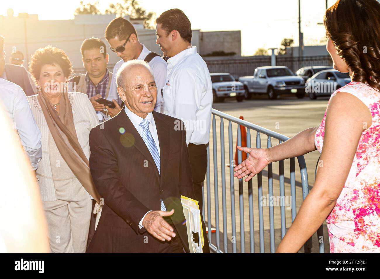 Arriva Javier Gándara (C) al Marcela Fernandez (L). Dibattito politico dell'Istituto elettorale di Stato, IEE, elezioni. Hermosillo sonora, 21 aprile 2015. (Foto di Irrael Garnica / NortePhoto) dibattito politico del Instituto Estatal elettorale, IEE, eleciones. Hermosillo sonora a 21 abril 2015.(Photo by Irrael Garnica / NortePhoto) Foto Stock