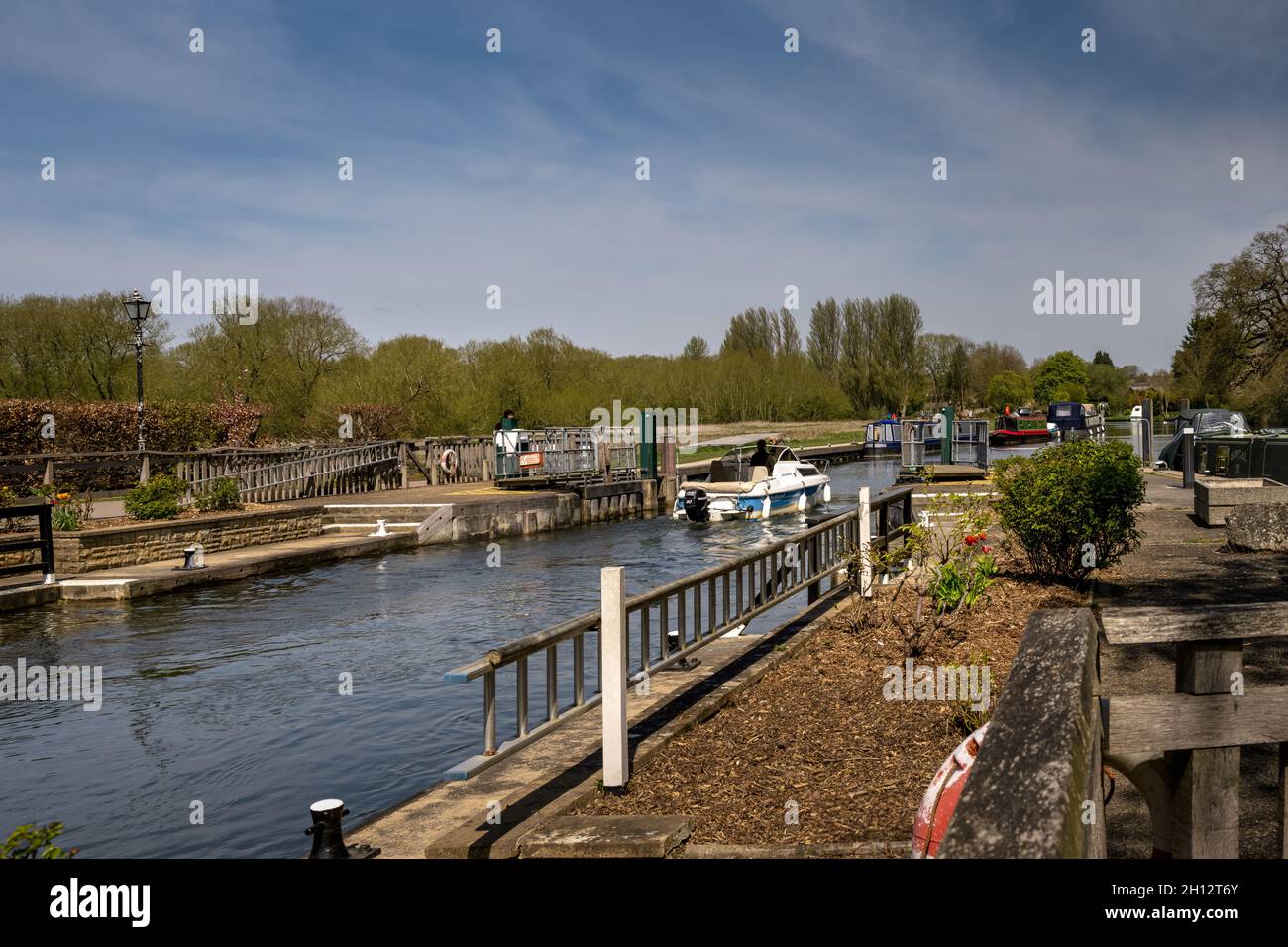 OXFORDSHIRE, INGHILTERRA - 24 APRILE 2021: Camminando sul Thames Path, una barca in una serratura vicino Oxford Foto Stock