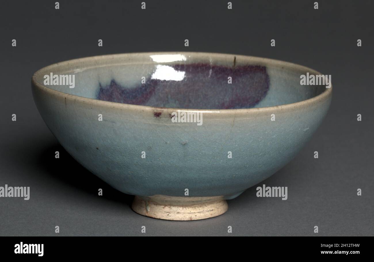 Recipiente: Jun Ware, 1200s-1300s. Cina settentrionale, Jin dinastia (1115-1234) - Dinastia Yuan (1271-1368). Porcellanato con smalto a chiazze; diametro: 19.1 cm (7 1/2 in.); complessivo: 8,6 cm (3 3/8 in.). Foto Stock