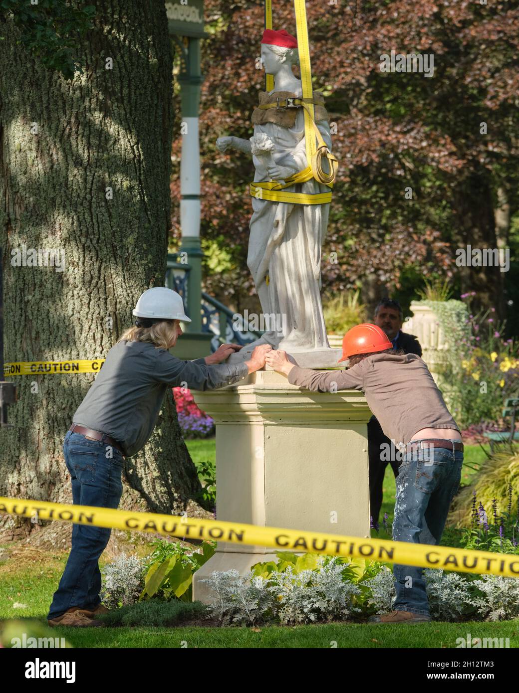 Statua di Ceres in fase di reinstallazione da parte dell'equipaggio dopo la pulizia e il restauro nei Giardini pubblici di Halifax. Halifax, Canada. Ottobre 12, 2021 Foto Stock