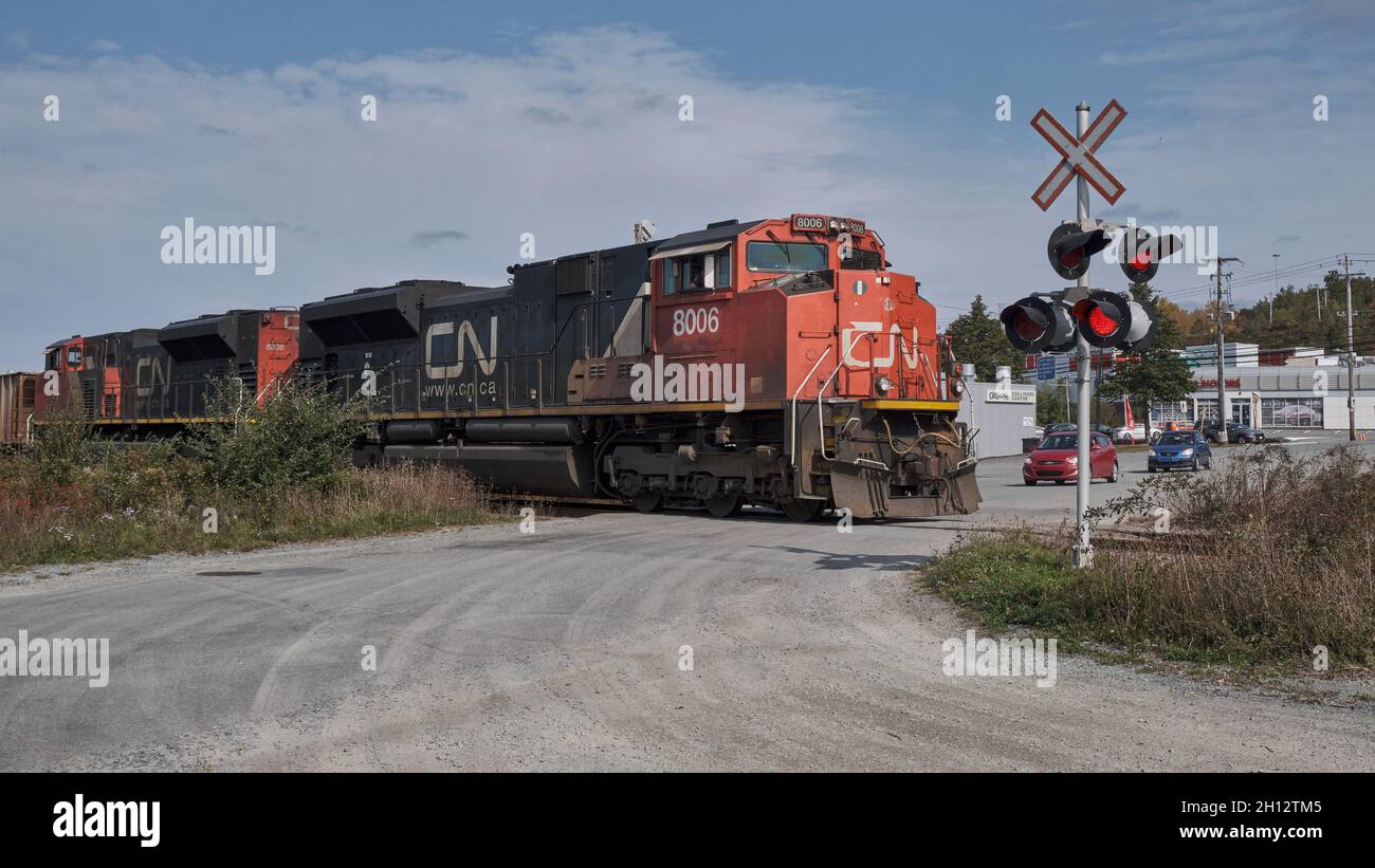 CN Rail Train con locomotiva 8006 che attraversa un incrocio a Halifax, Canada. Ottobre, 2021 Foto Stock