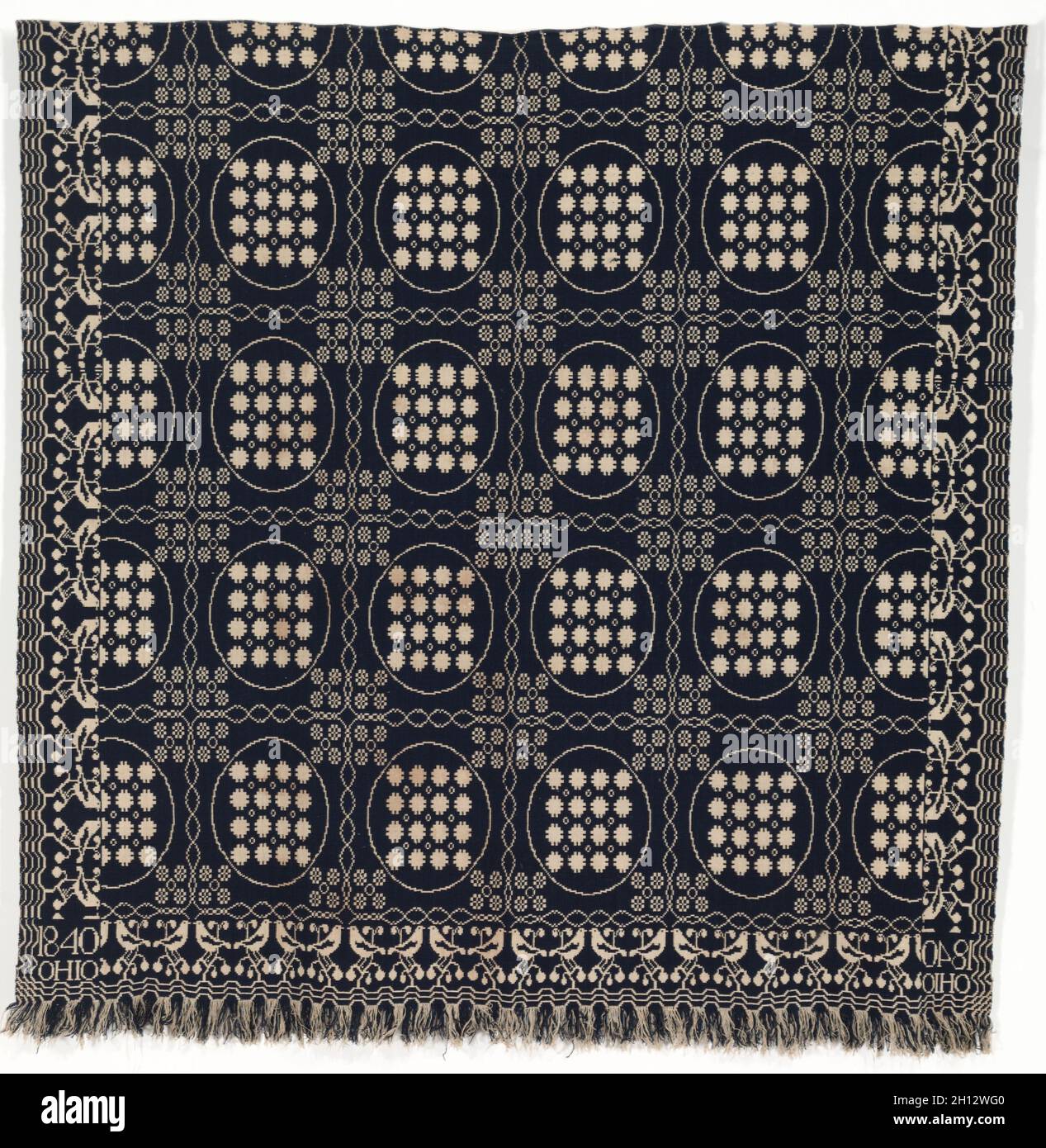 Coverlet, 1840. America, Ohio, Clinton County, Port william, xix secolo. Doppia tessitura: lana e cotone ; media: 203,2 x 212,7 cm (80 x 83 3/4 in.). Foto Stock Coverlet, 1840. America, Ohio, Clinton County, Port william, xix secolo. Doppia tessitura: lana e cotone ; media: 203,2 x 212,7 cm (80 x 83 3/4 in.). Foto Stock