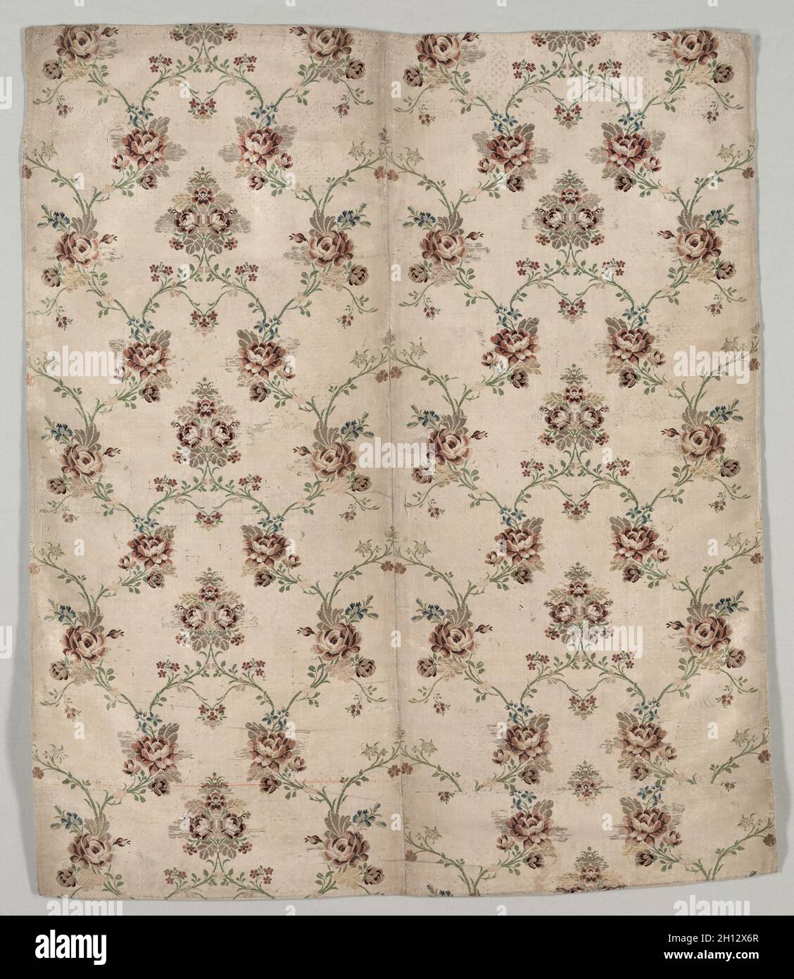 Un frammento, metà 1700s. Francia, metà del XVIII secolo, periodo di Luigi XV (1723-1774). Switch Brocade su tabby; seta; complessivo: 121,4 x 103,5 cm (47 13/16 x 40 3/4 in.). Foto Stock