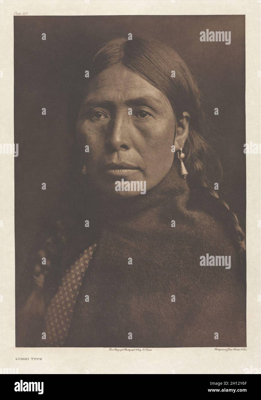 L'India nordamericana: Essendo una serie di portafogli che picturano e descrivono gli indiani degli Stati Uniti, il Dominion del Canada e l'Alaska: Portfolio IX, plate 320: Lummi Type, 1899. Edward S. Curtis (americano, 1868-1952), la stampa universitaria. Fotocravura; Foto Stock