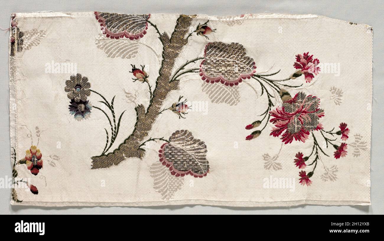 Frammento di tessili, 1760-1780. L'Italia, XVIII secolo. Brocade (?); cascami di seta e metallo; complessivo: 48,2 x 25,4 cm (19 x 10 in.). Foto Stock