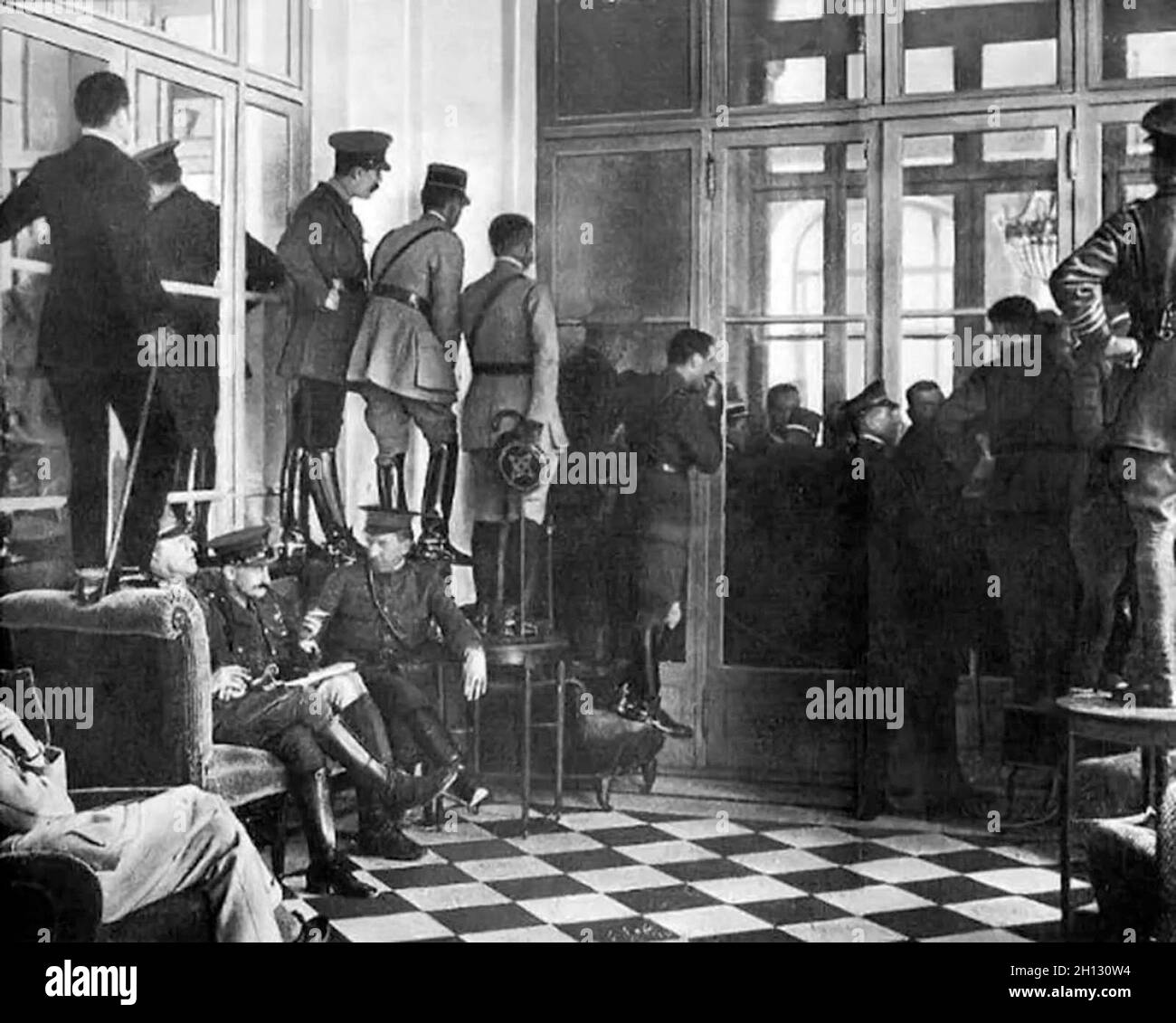 Persone in piedi su tavoli e sedie per assistere alla firma del trattato di Versailles nel 1919 Foto Stock