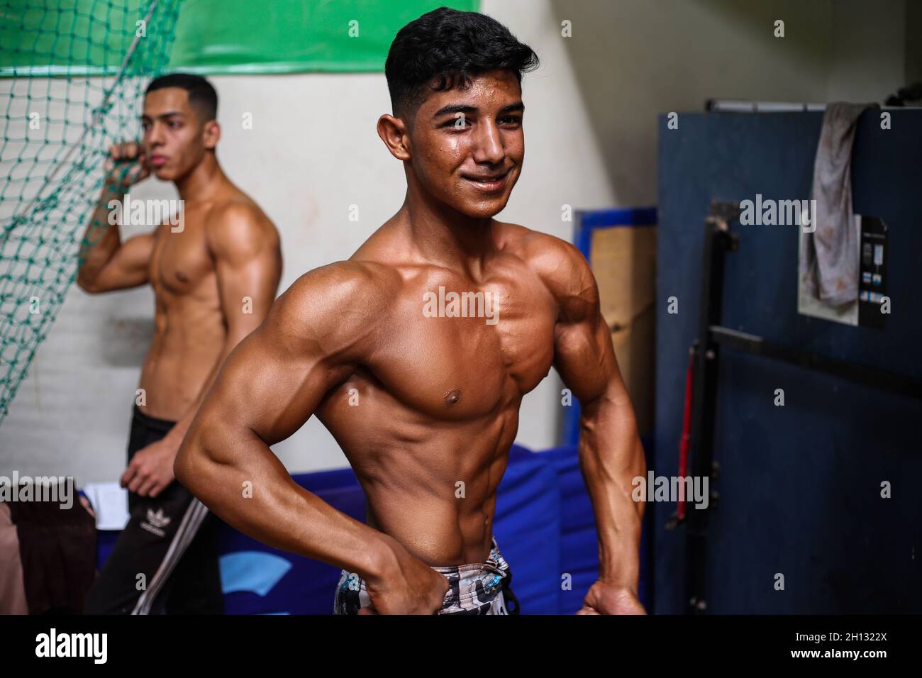 Un atleta mostra i suoi muscoli del corpo durante il campionato. La  federazione palestinese di bodybuilding & fitness ha organizzato  bodybuilding e campionato fisico nel club sportivo di Gaza, a nord della