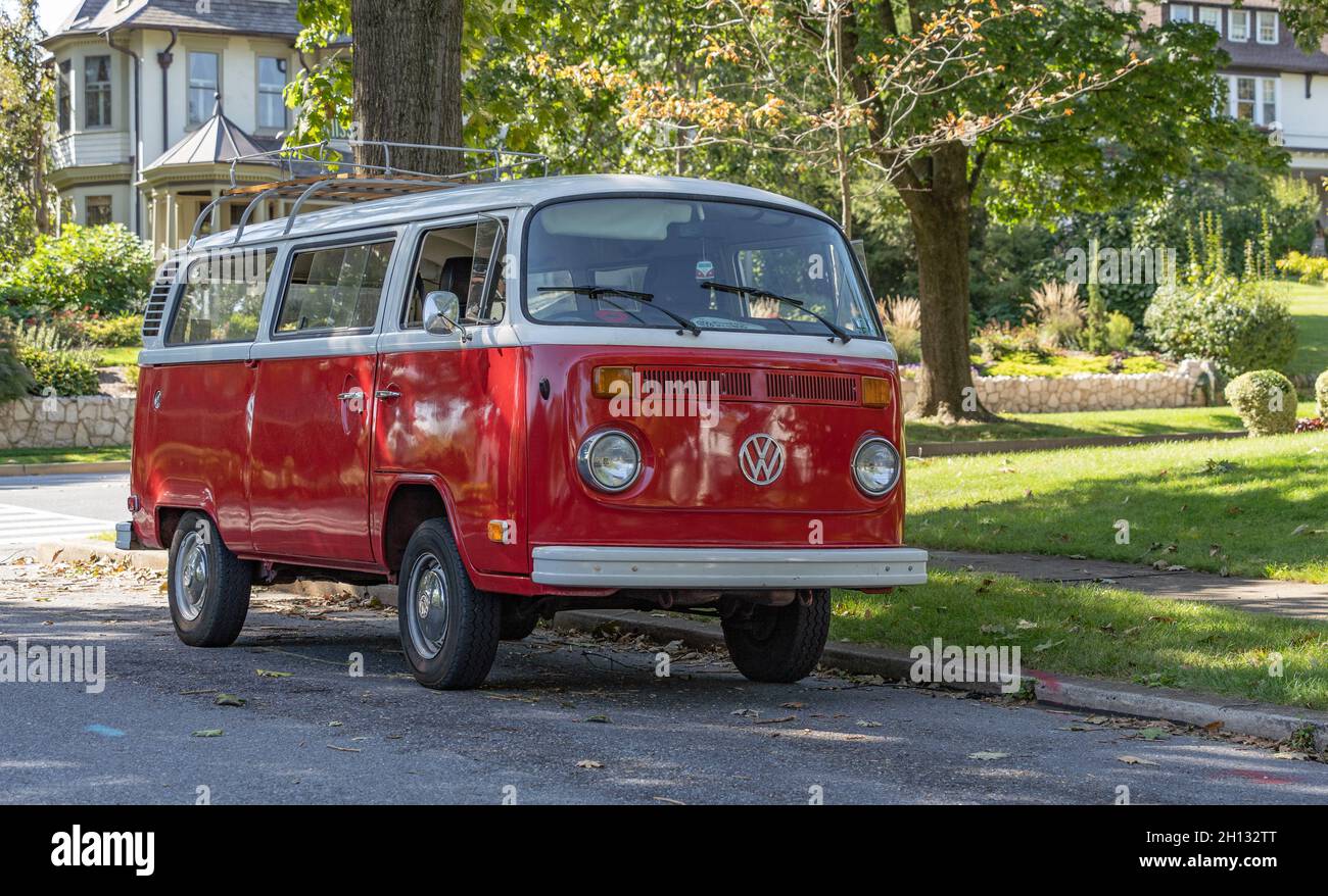 Berks County, Pennsylvania - 27 settembre 2021: Restaurato Volkswagen Van rosso brillante parcheggiato sulla strada suburbana Foto Stock