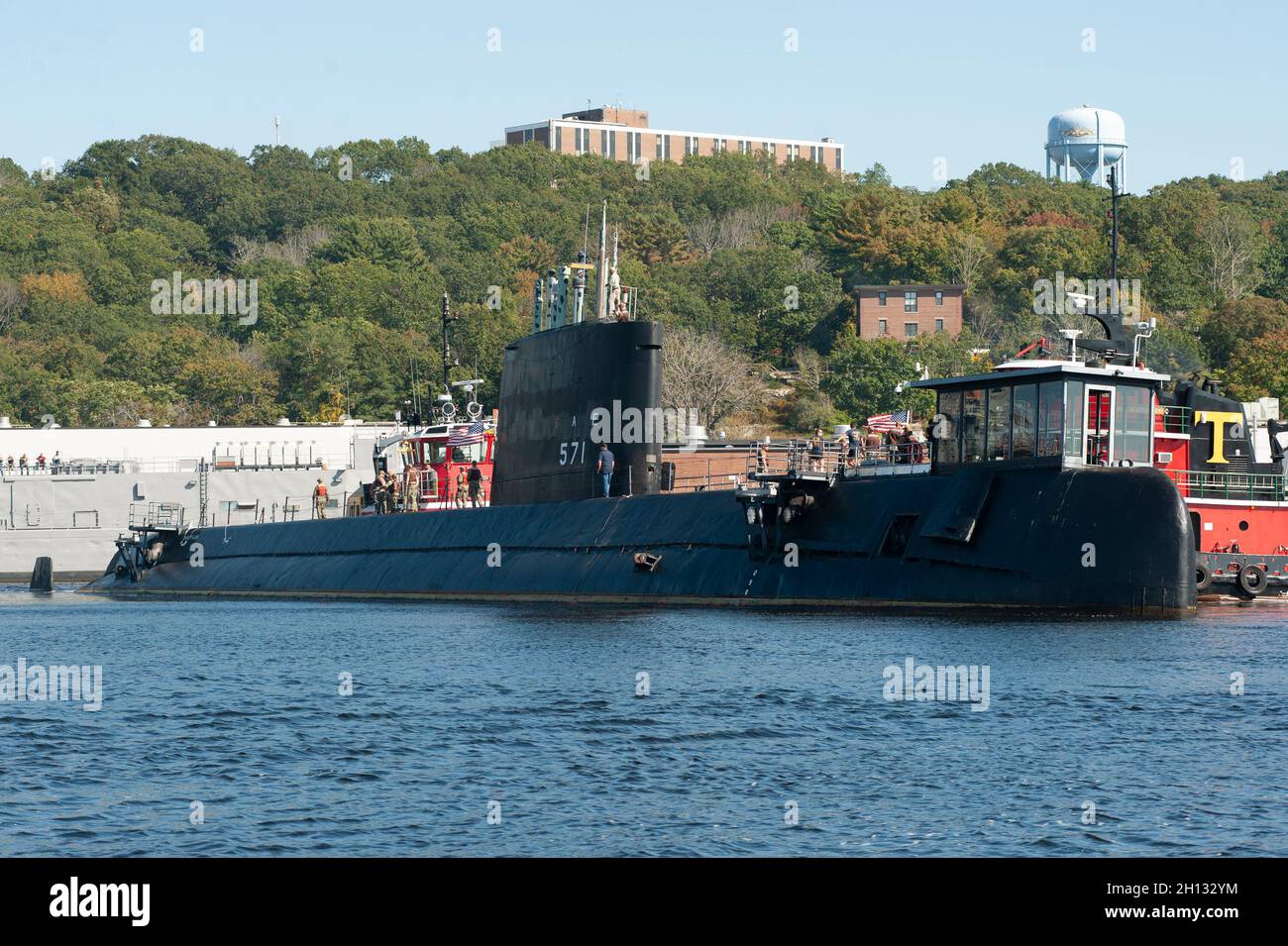 La storica nave Nautilus (SSN 571) entra nella base sottomarina di New London a Groton, Connecticut, per iniziare la disponibilità e la ristrutturazione del molo asciutto. Nautilus è stato commissionato nel 1954 e ha operato come museo dal 1986. (STATI UNITI Foto Navy di John Narewski/rilasciato) Foto Stock