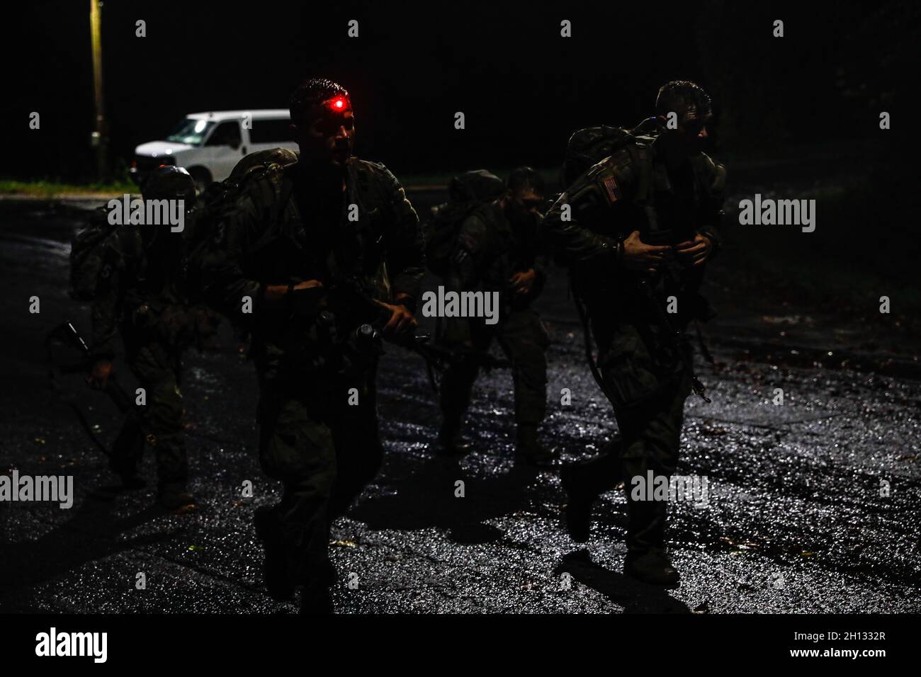 I soldati dell'esercito scopano durante il Dipartimento del miglior Guerriero Concorso 2021 su Fort Knox, Ky., 6 ottobre 2021. Il concorso Best Warrior sfida i soldati e gli ufficiali non commissionati dell'Esercito degli Stati Uniti attraverso una serie di eventi, tra cui il test di idoneità al combattimento dell'Esercito, il marketing delle armi, la navigazione terrestre e un evento misterioso progettato per spingere le abilità e le abilità di un soldato, La conoscenza dell'esercito così come la loro preparazione fisica e mentale al limite. (STATI UNITI Esercito foto di SPC. Mario Hernandez Lopez) Foto Stock