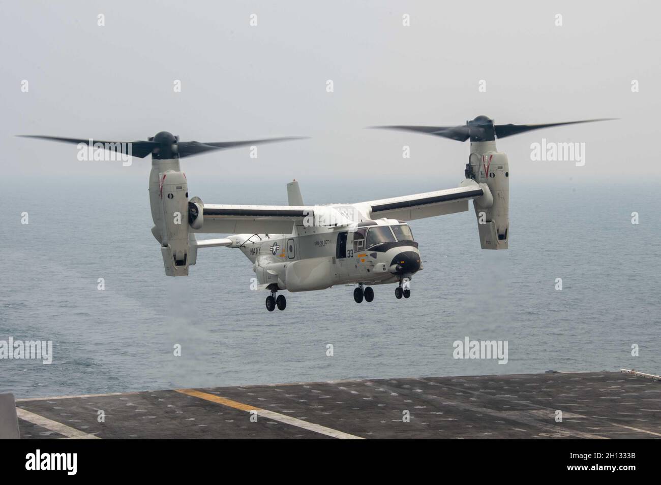 211014-N-RO680-1034 BAIA DEL BENGALA (OTT 14, 2021) Un CMV-22B Osprey, assegnato ai “Titans” di Fleet Logistics Multi-Mission Squadron (VRM) 30, atterra sul ponte di volo del vettore aereo di classe Nimitz USS Carl Vinson (CVN 70) mentre trasporta il Capo delle operazioni Navali ADM. Mike Gilday e i membri della Marina indiana come parte di MALABAR 2021, 14 ottobre 2021. MALABAR 2021 è un esercizio marittimo volto a migliorare l'integrazione, affrontare le priorità e le preoccupazioni comuni in materia di sicurezza marittima, migliorare l'interoperabilità e la comunicazione e rafforzare le relazioni durature tra la Royal Australian Navy; Foto Stock