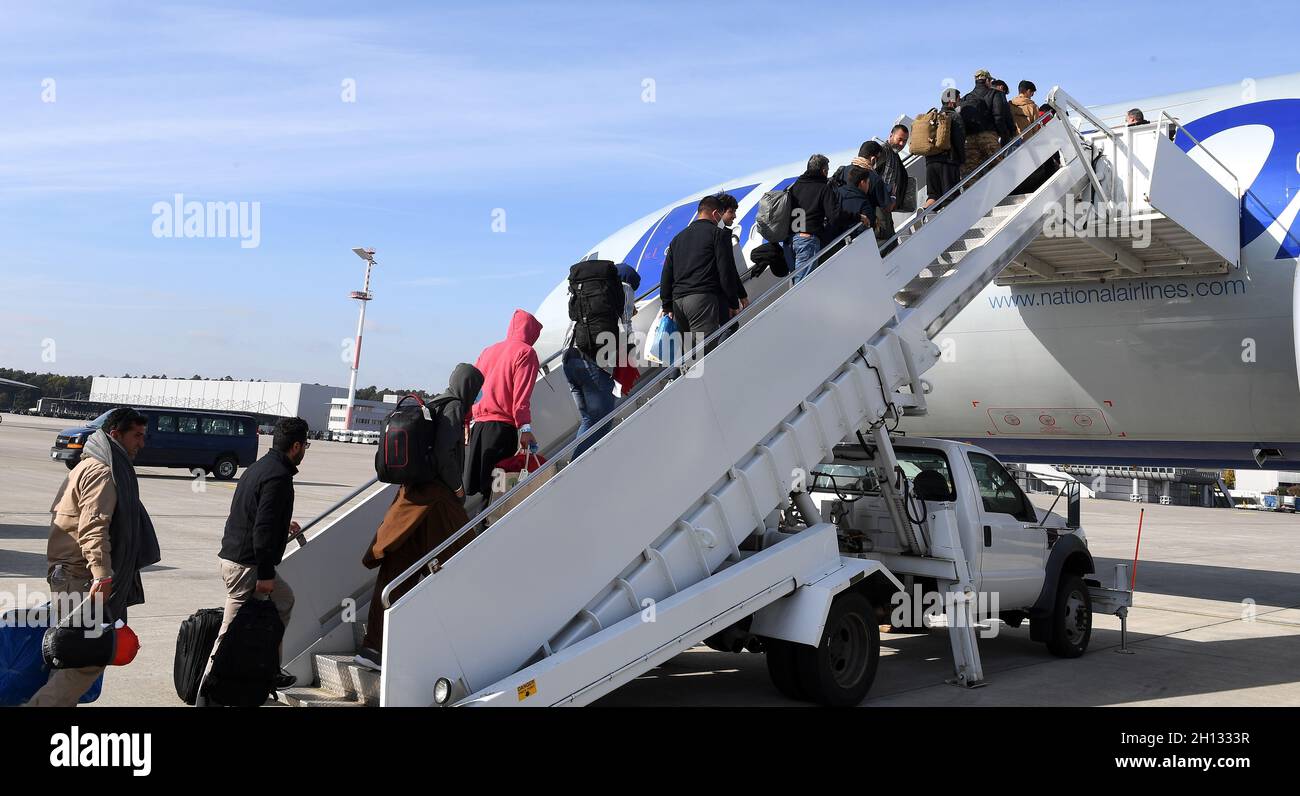 Gli evacuati dall'Afghanistan salpano a bordo di un volo di andata per gli Stati Uniti dalla base aerea di Ramstein, Germania, 15 ottobre 2021. Questo è uno degli ultimi voli di andata per lasciare Ramstein durante le operazioni di supporto all'evacuazione. (STATI UNITI Air Force foto di staff Sgt. Trevor Rhynes) Foto Stock
