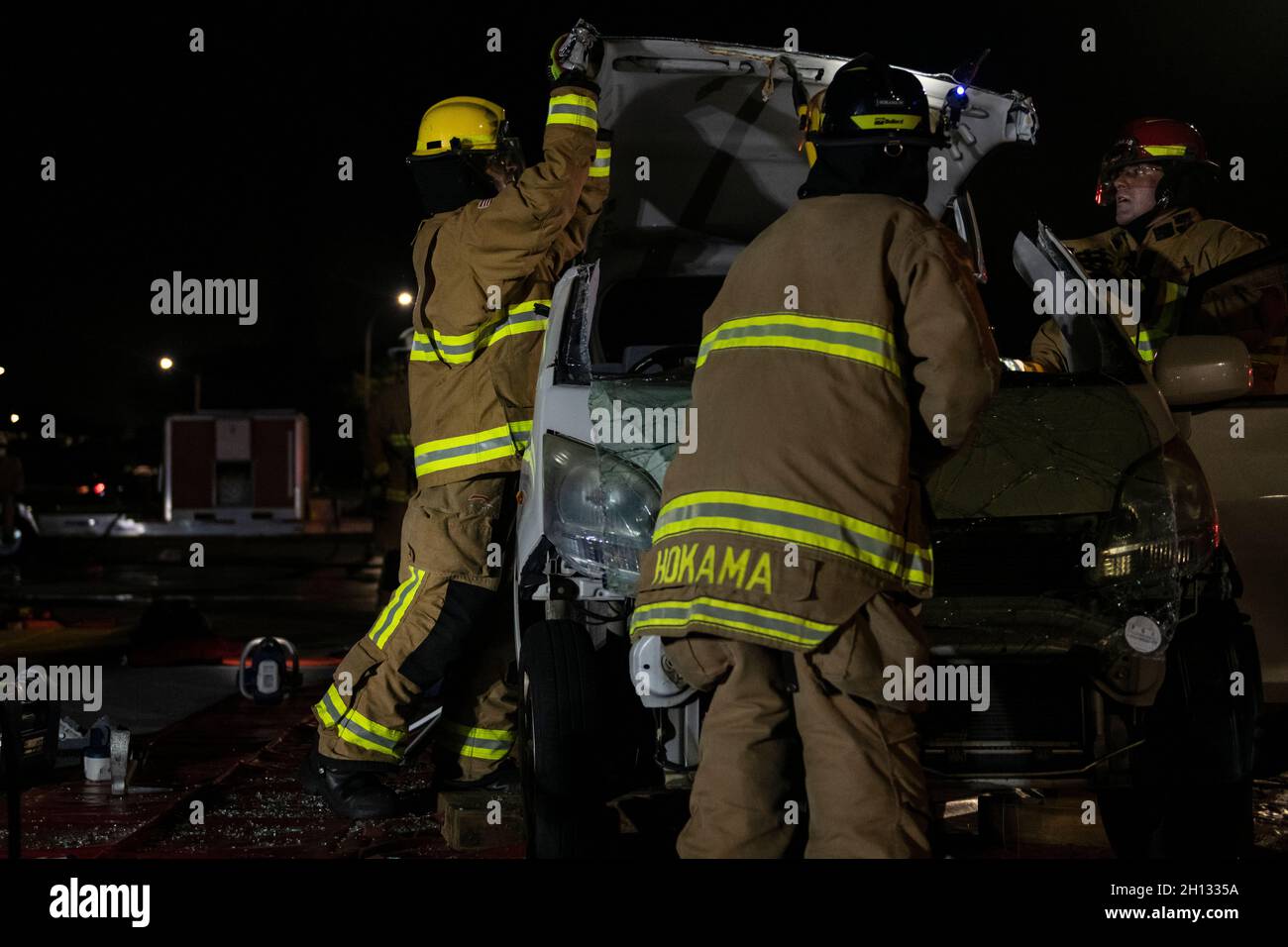 I vigili del fuoco delle forze dell'aria degli Stati Uniti assegnati al diciottesimo squadrone dell'ingegneria civile rimuovono il tetto da un veicolo simulato durante una dimostrazione della settimana di prevenzione del fuoco alla base aerea di Kadena, Giappone, 7 ottobre 2021. Vari attrezzi idraulici, quali frese, spanditori e martinetti, vengono utilizzati dal personale di soccorso per aiutare nell'estirpazione delle vittime di incidenti del veicolo. (STATI UNITI Air Force foto di Senior Airman Jessi Monte) Foto Stock