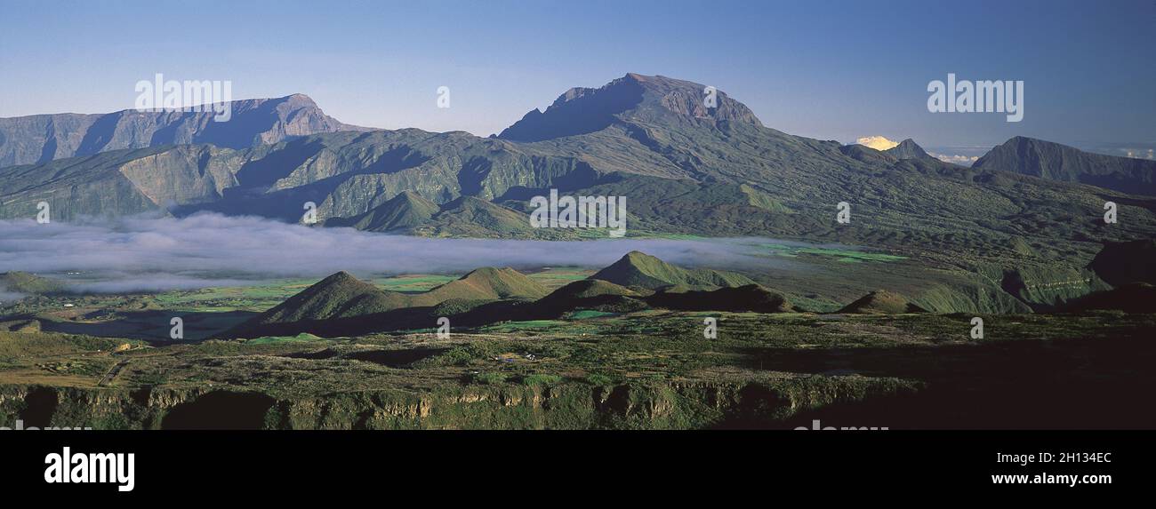 FRANCIA. ISOLA DI REUNION, PLAINE DES CAFRES E MASSICCIO DEL PITON DES NEIGES Foto Stock