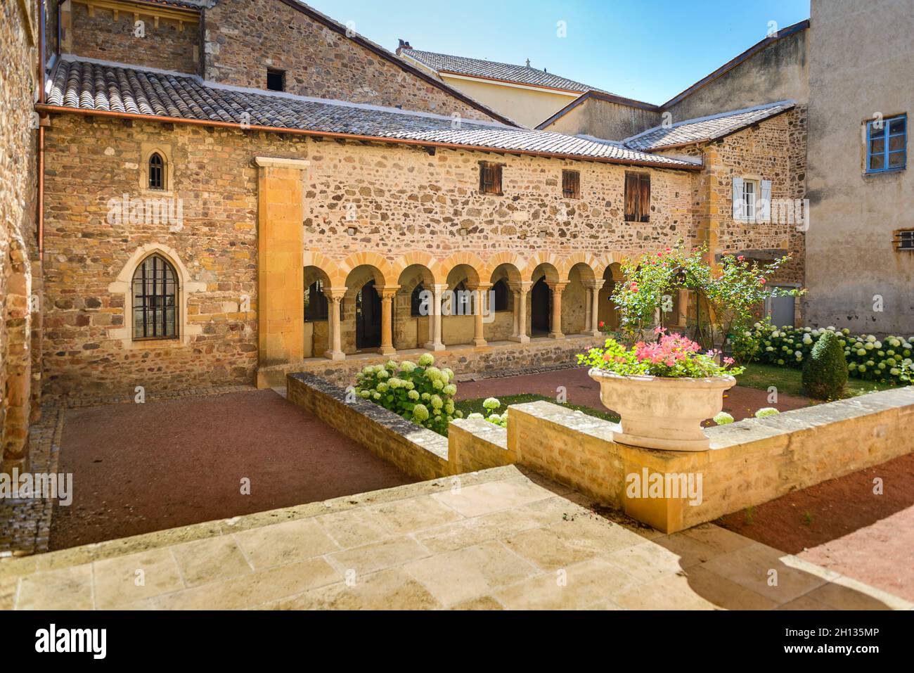Cloitre, cour intérieure et église du Musée du Prieuré, Salles Arbuissonnas, Beaujolais Foto Stock