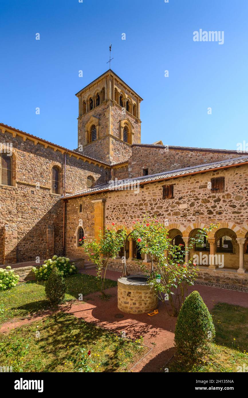 Cloitre, cour intérieure et église du Musée du Prieuré, Salles Arbuissonnas, Beaujolais Foto Stock