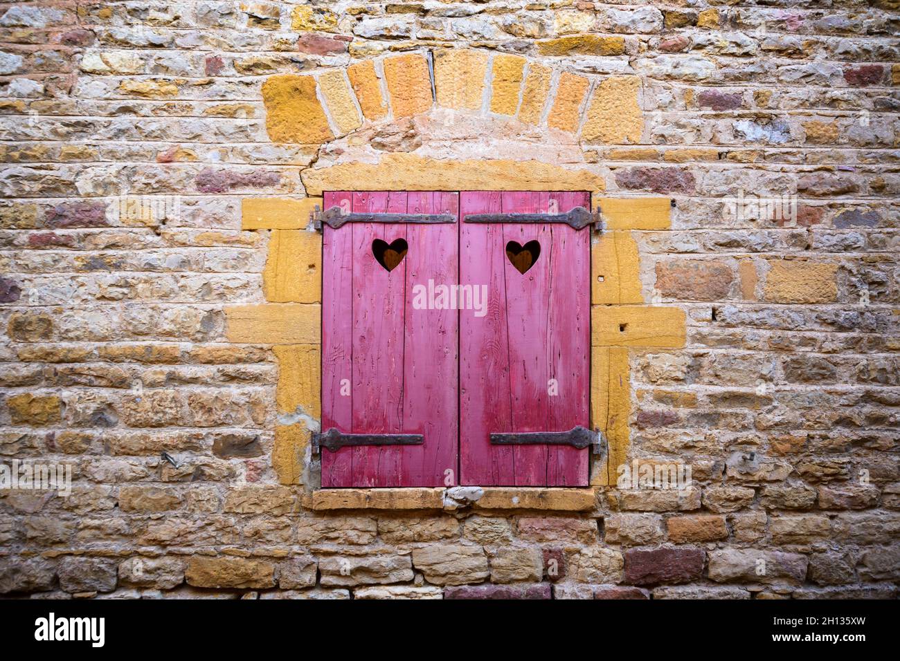 Bella finestra quando si attraversa piccola strada del villaggio di Oingt, Beaujolais Foto Stock