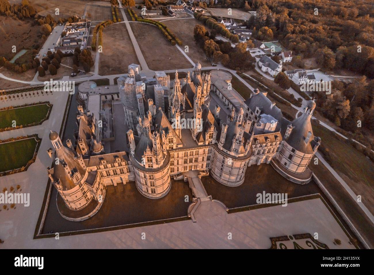 FRANCIA - VALLE DELLA LOIRA - LOIR ET CHER (41) - CASTELLO DI CHAMBORD : VEDUTA AEREA DAL NORD-EST, AL TRAMONTO. CON LE SUE 77 SCALE, I SUOI 156 METRI DI Foto Stock