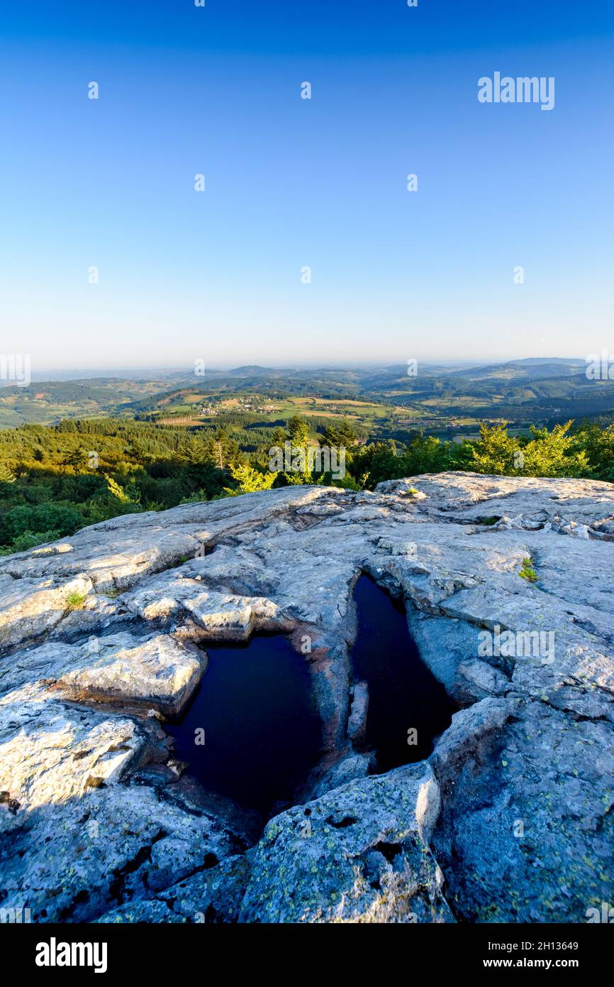 Prime luci della giornata sulla roccia, Roche d Ajoux, Beaujolais, Francia Foto Stock