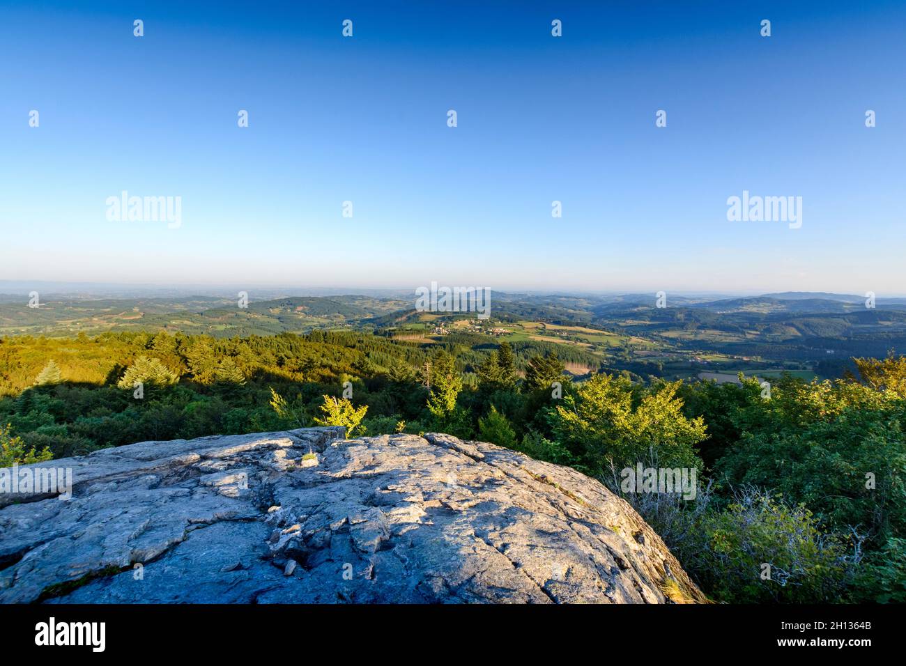 Prime luci della giornata sulla roccia, Roche d Ajoux, Beaujolais, Francia Foto Stock