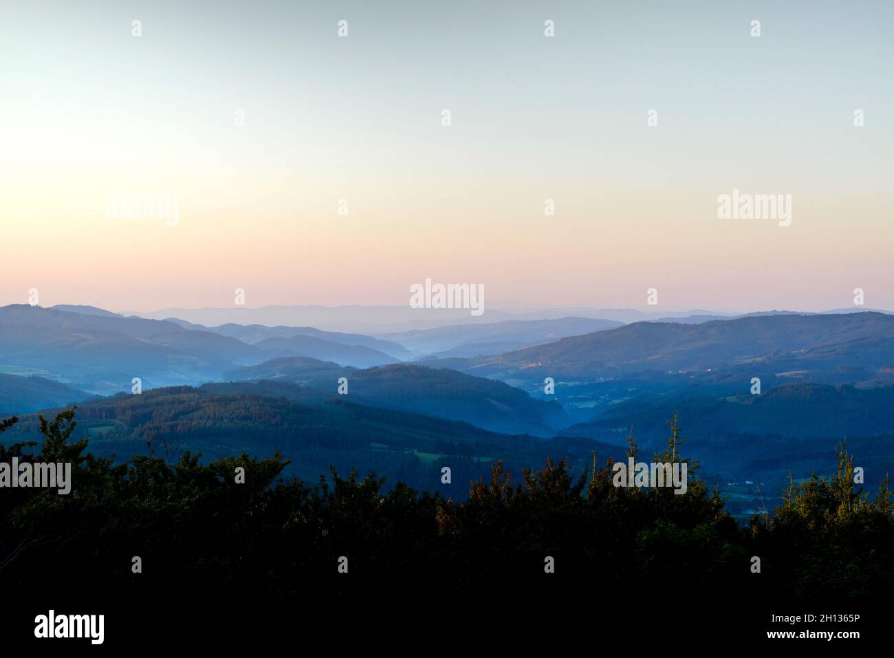 Alba su Haut Beaujolais, Roche d Ajoux, Francia Foto Stock