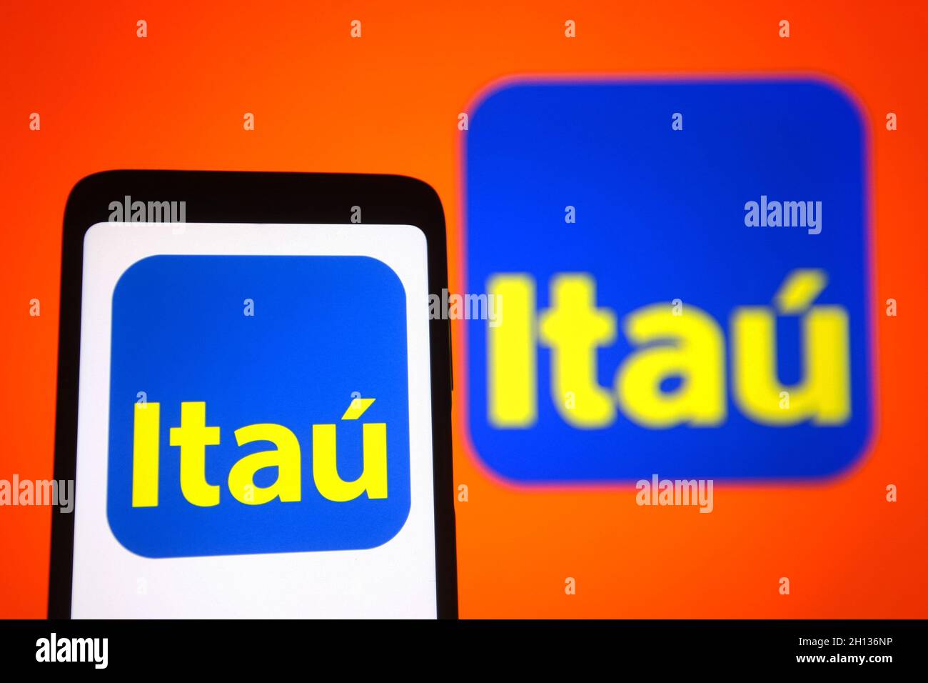 Ucraina. 16 ottobre 2021. In questa foto, il logo Itau Unibanco Holding SA di una banca brasiliana è visibile su uno smartphone e uno schermo del pc. Credit: SOPA Images Limited/Alamy Live News Foto Stock