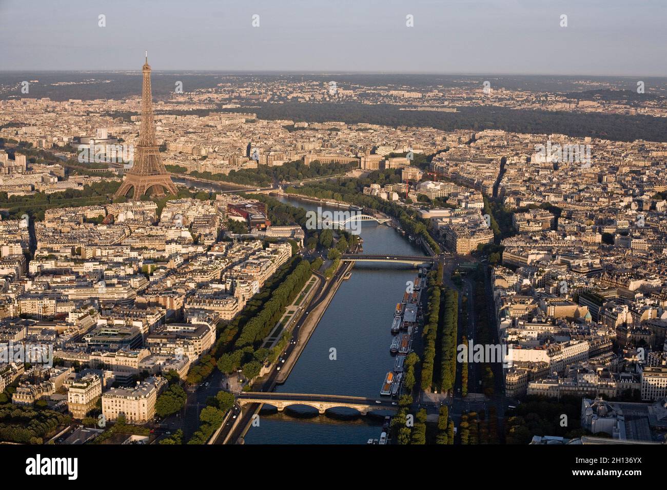 FRANCIA. PARIGI (75) VEDUTA AEREA DELLA SENNA, IN PRIMO PIANO, IL PONT DES INVALIDES E SULLO SFONDO, DA SINISTRA A DESTRA, LA TORRE EIFFEL, T. Foto Stock