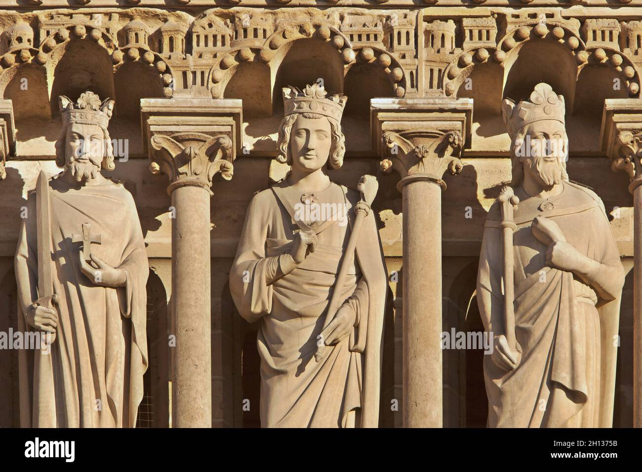 FRANCIA. PARIGI (75) CATTEDRALE DI NOTRE-DAME. ALL'ALTEZZA DELLA GALLERIA DEI RE, SOPRA I TRE PORTALI DELLA FACCIATA OVEST. LE 28 STATUE SONO IL KIN Foto Stock