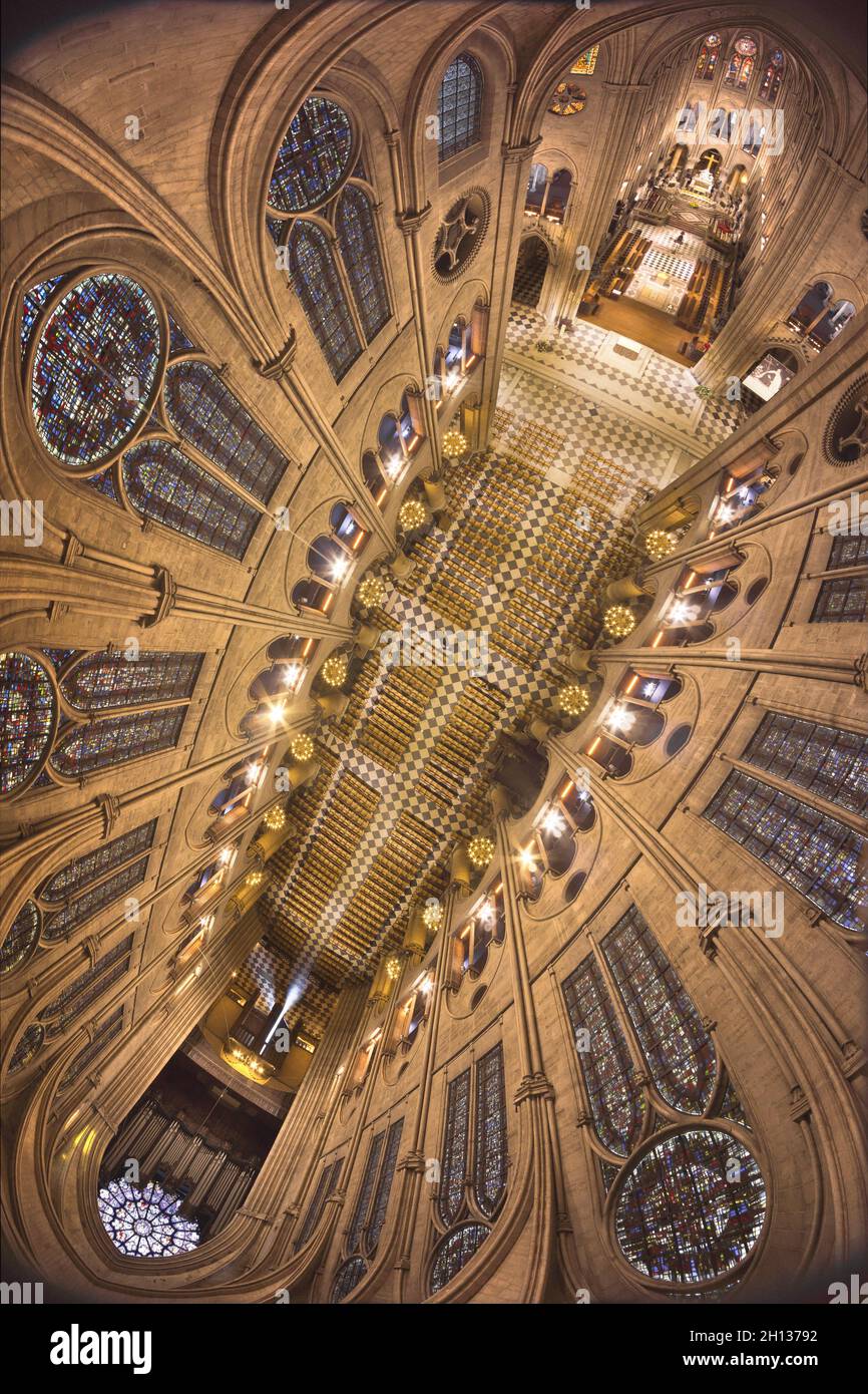 FRANCIA. PARIGI (75) CATTEDRALE DI NOTRE-DAME. NELLA NAVATA CENTRALE, LE FINESTRE SUPERIORI DELLE PRIME SEI BAIE SONO DECORATE CON FINESTRE NON FIGURATIVE, CREATE DA JA Foto Stock