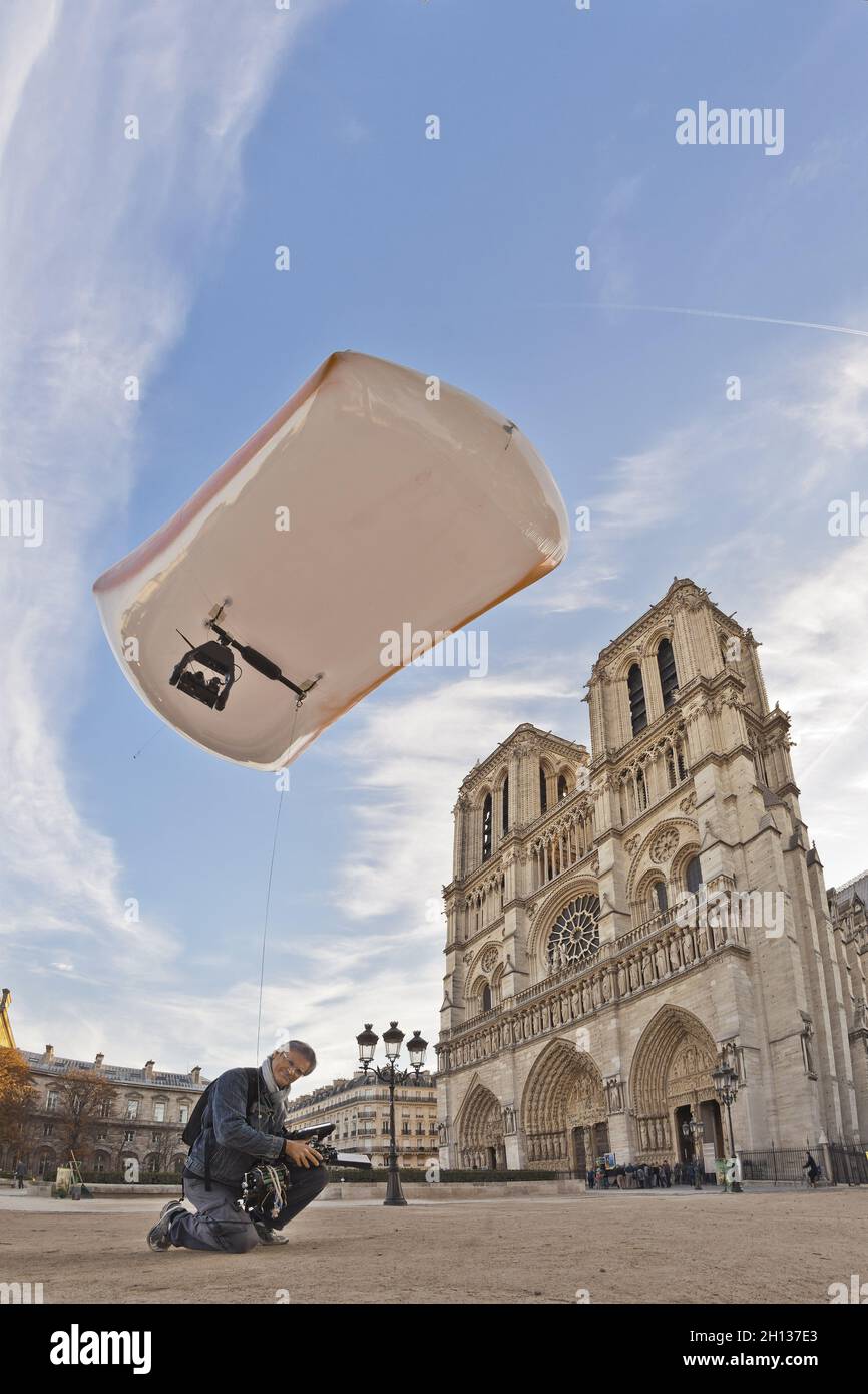 FRANCIA. PARIGI (75) CATTEDRALE DI NOTRE DAME. IL FOTOGRAFO STEPHANE COMPOINT E LA SUA MONGOLFIERA SUL DAVANTI DELLA CATTEDRALE. SOTTO IL PALLONE, RIG Foto Stock