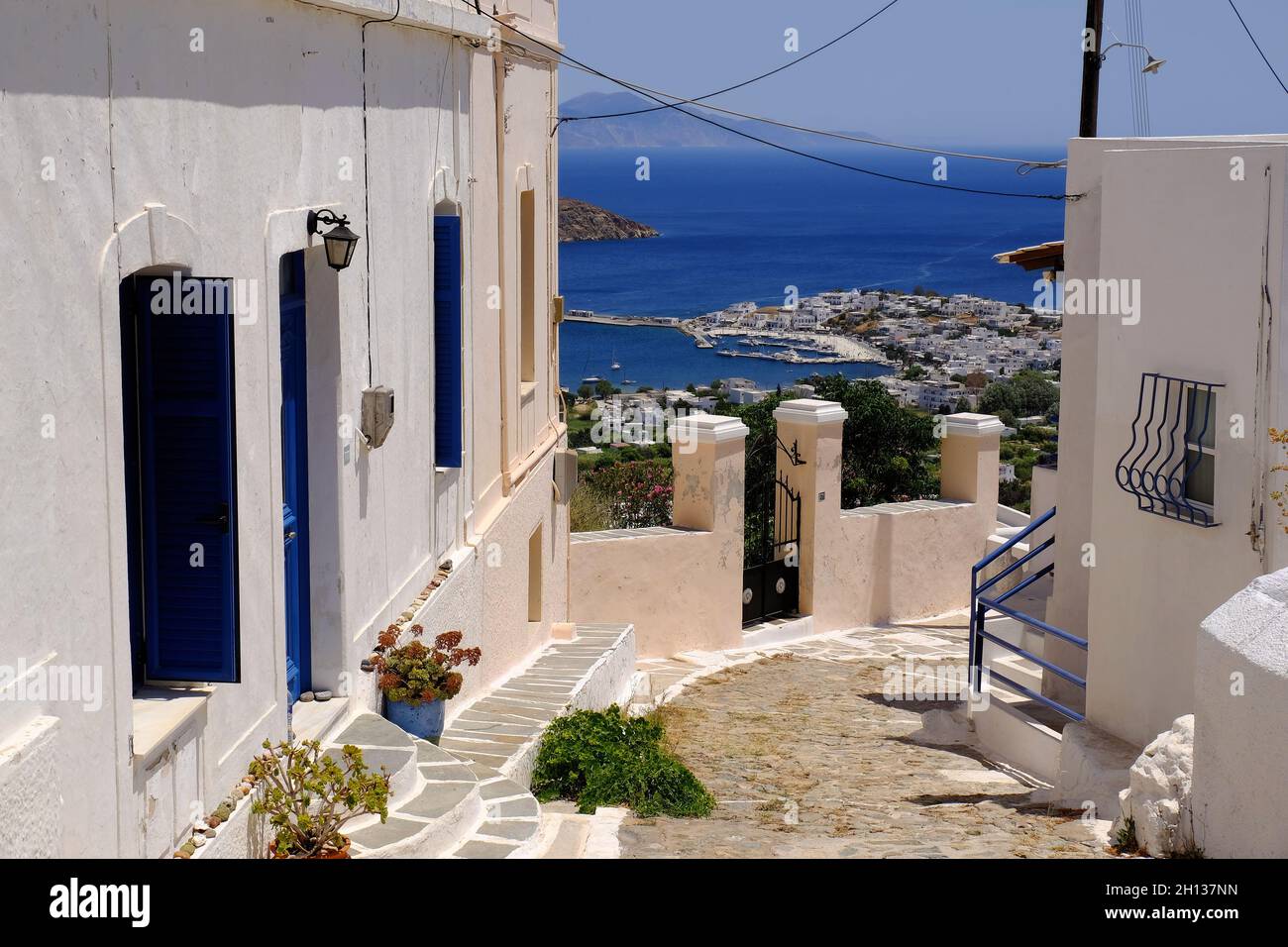 Vista di Livadi, il porto e le case che costeggiano il sentiero acciottolato dalla Chora sull'isola di Serifos, Cicladi, Grecia Foto Stock