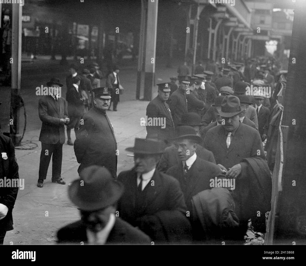 La folla entra nei cancelli per la partita 1 del 1913 World Series, Polo Grounds, New York, 7 ottobre 1913. Foto Stock