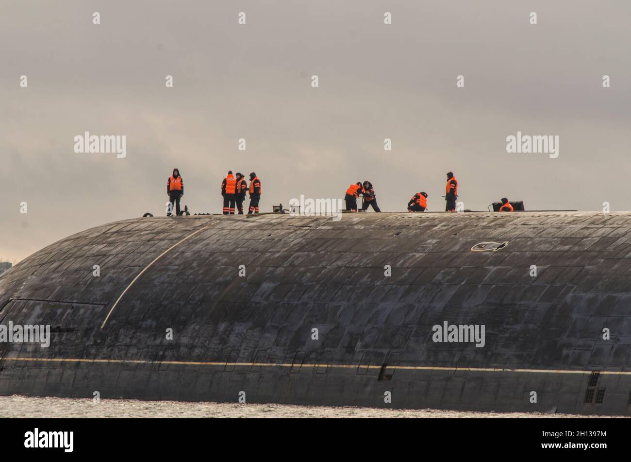 Ottobre, 2021 - Severodvinsk. Operazioni di ormeggio sottomarino. Russia, regione di Arkhangelsk Foto Stock