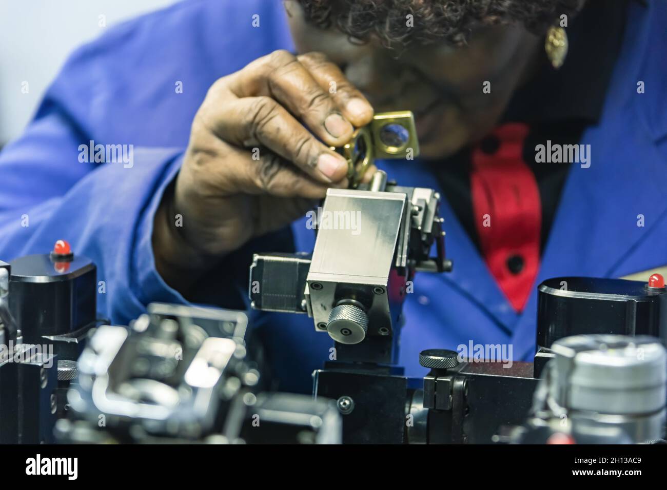 Macchine per il polacco diamanti, classificazione dei diamanti, donna africana funzionante. In Africa , Botswana Foto Stock
