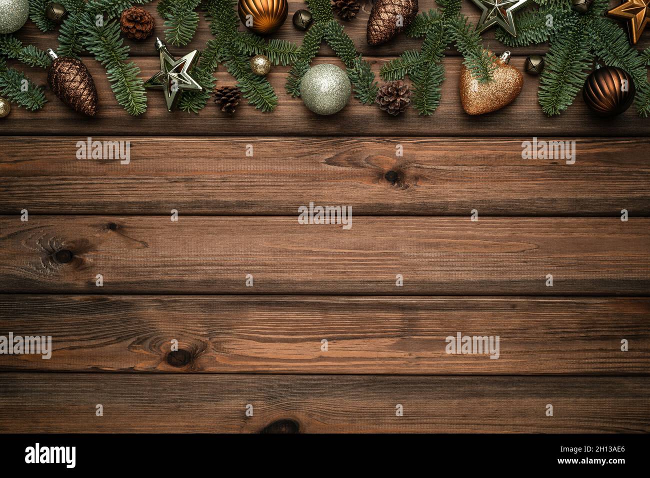Sfondo natalizio con una cornice fatta di rami decorati di abete e campane di slitta Foto Stock