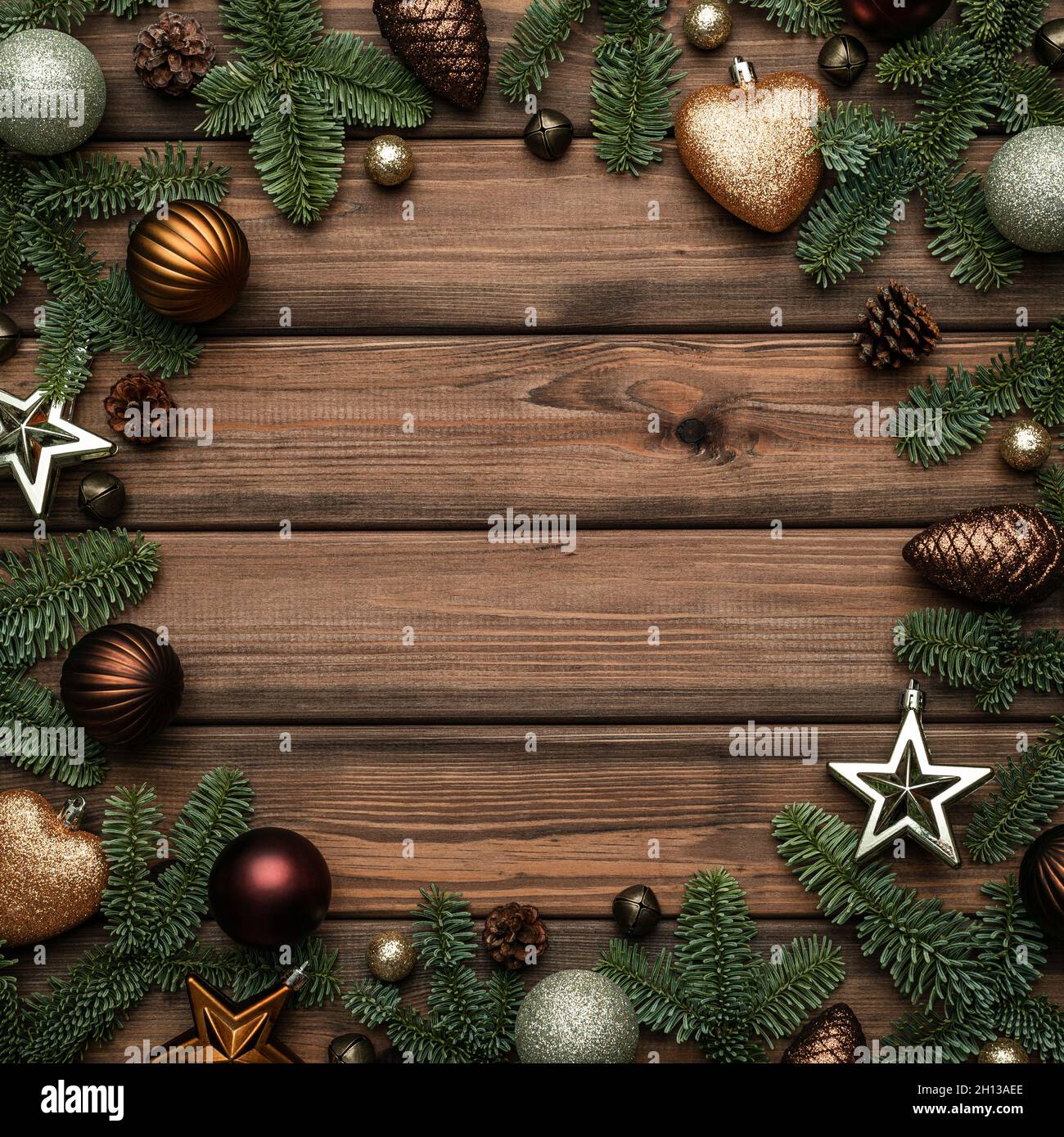 Sfondo di Natale e Capodanno con cornice in stile vintage. Disposizione piatta, vista dall'alto e spazio di copia per il testo Foto Stock