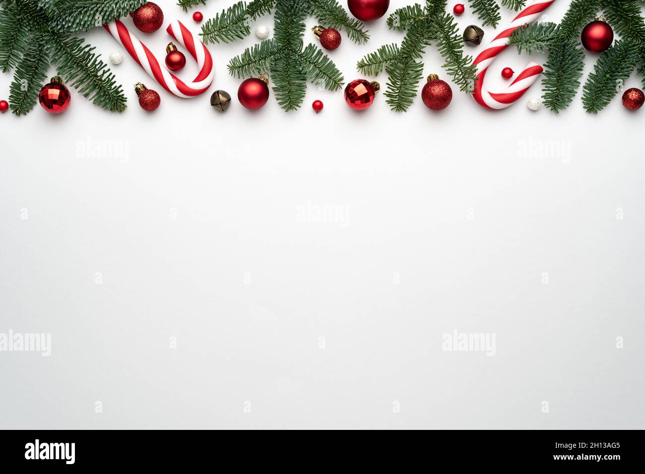 Biglietto di Natale con bordo vacanza su sfondo bianco. Modello di banner o poster con posizione per il testo Foto Stock