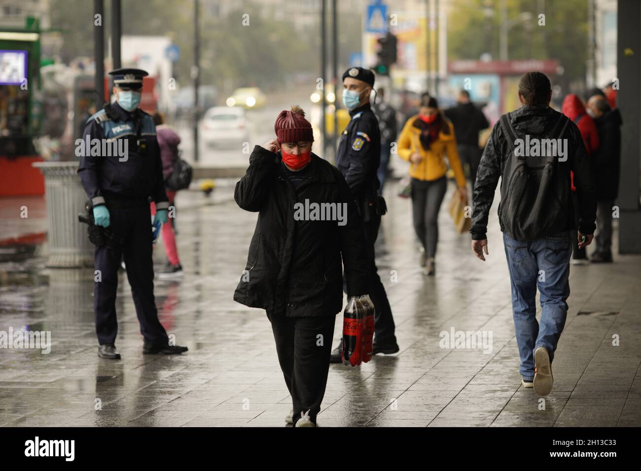 Bucarest, Romania - 13 ottobre 2021: I poliziotti rumeni e i jandarmi chiedono ai passanti di indossare le maschere facciali durante le pandemie del Covid-19. Foto Stock