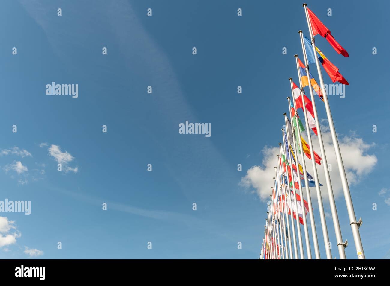 Le bandiere dei paesi europei di fronte al Consiglio d'Europa.Strabourg, Francia. Foto Stock