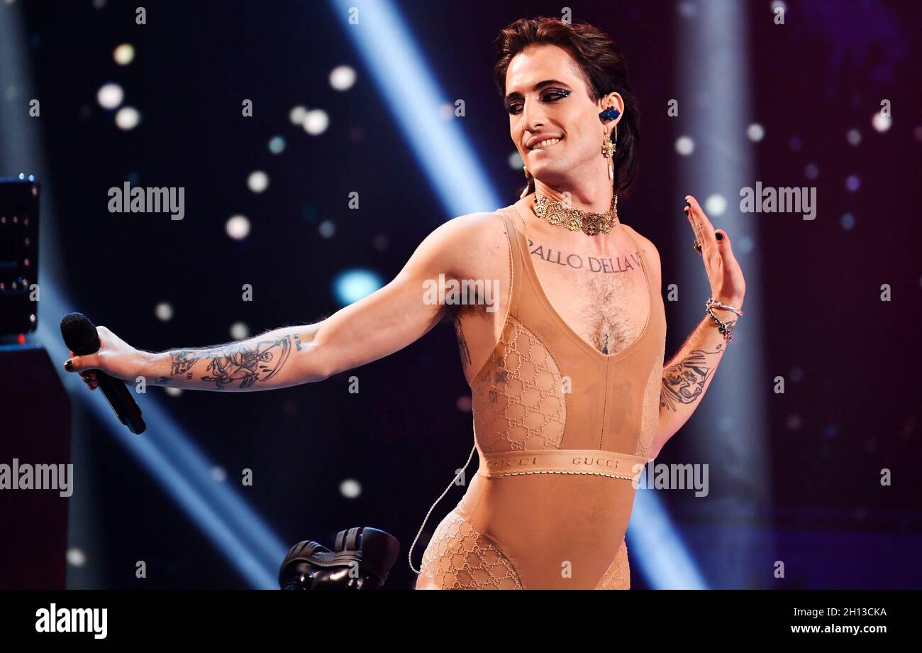 Damino David cantante del gruppo rock italiano e vincitori dell'Eurovision Måneskin preformes nella finale di venerdì dello spettacolo di intrattenimento Idol, a Stoccolma, Svezia, 15 ottobre, 2021 foto: Jessica Gow / TT kod 10070 Foto Stock