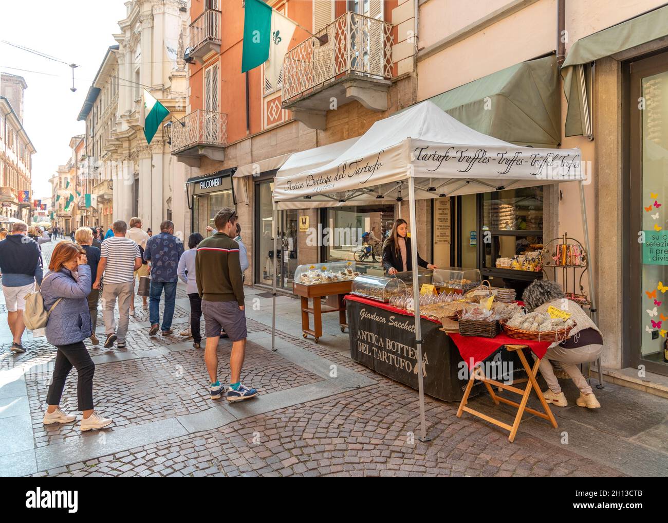 Alba, Cuneo, Piemonte, Italia - 12 ottobre 2021: Stalla vendita tartufi in  via Vittorio Emanuele, strada pedonale principale (Via Maestra), al momento  del tartufo Foto stock - Alamy