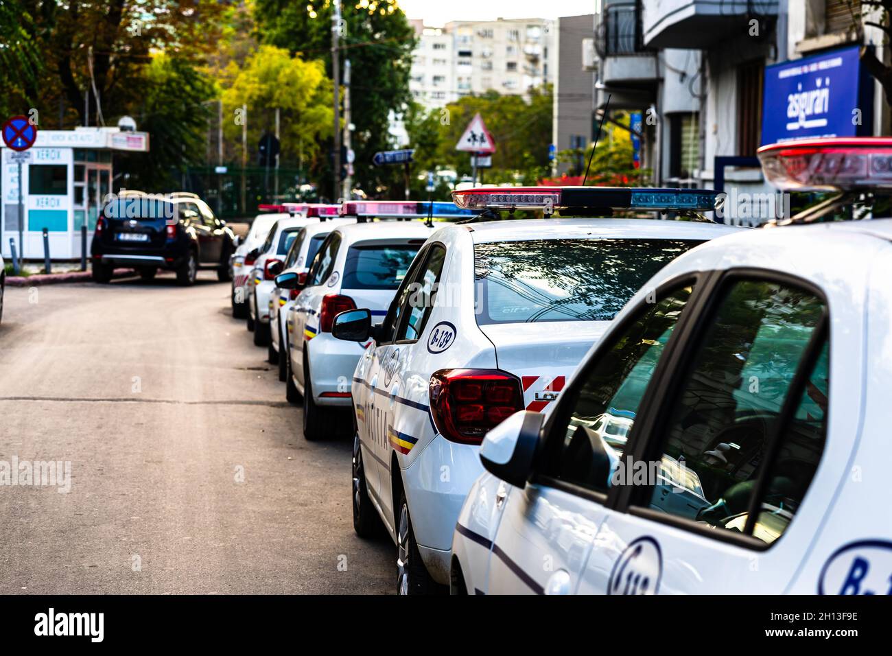 BUCHARE, ROMANIA - Sep 01, 2021: Le auto di polizia parcheggiano in una delle strade centrali della città. Bucarest, Romania, 2021 Foto Stock