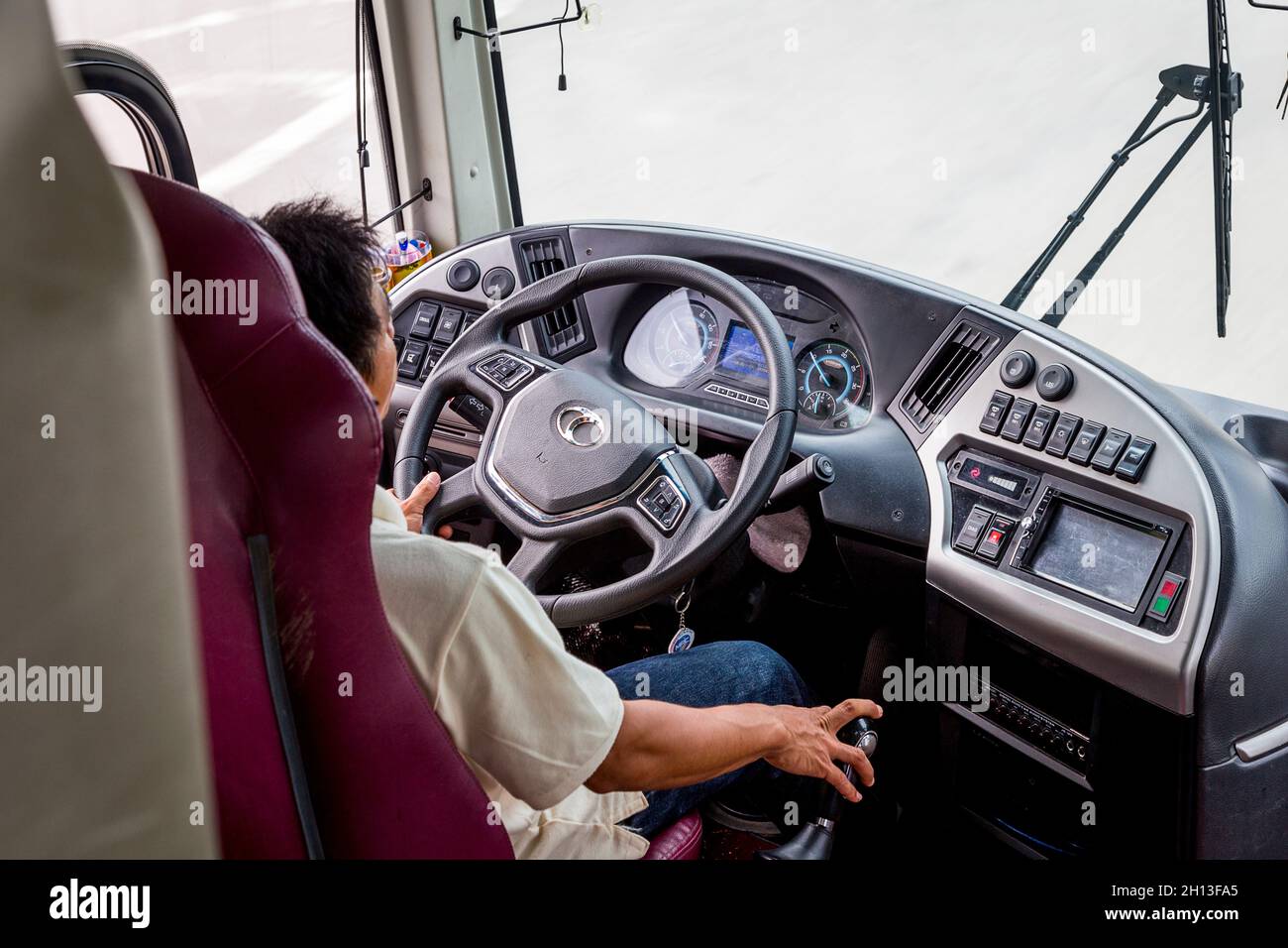 Autista di autobus sulla strada in Vietnam. Foto Stock