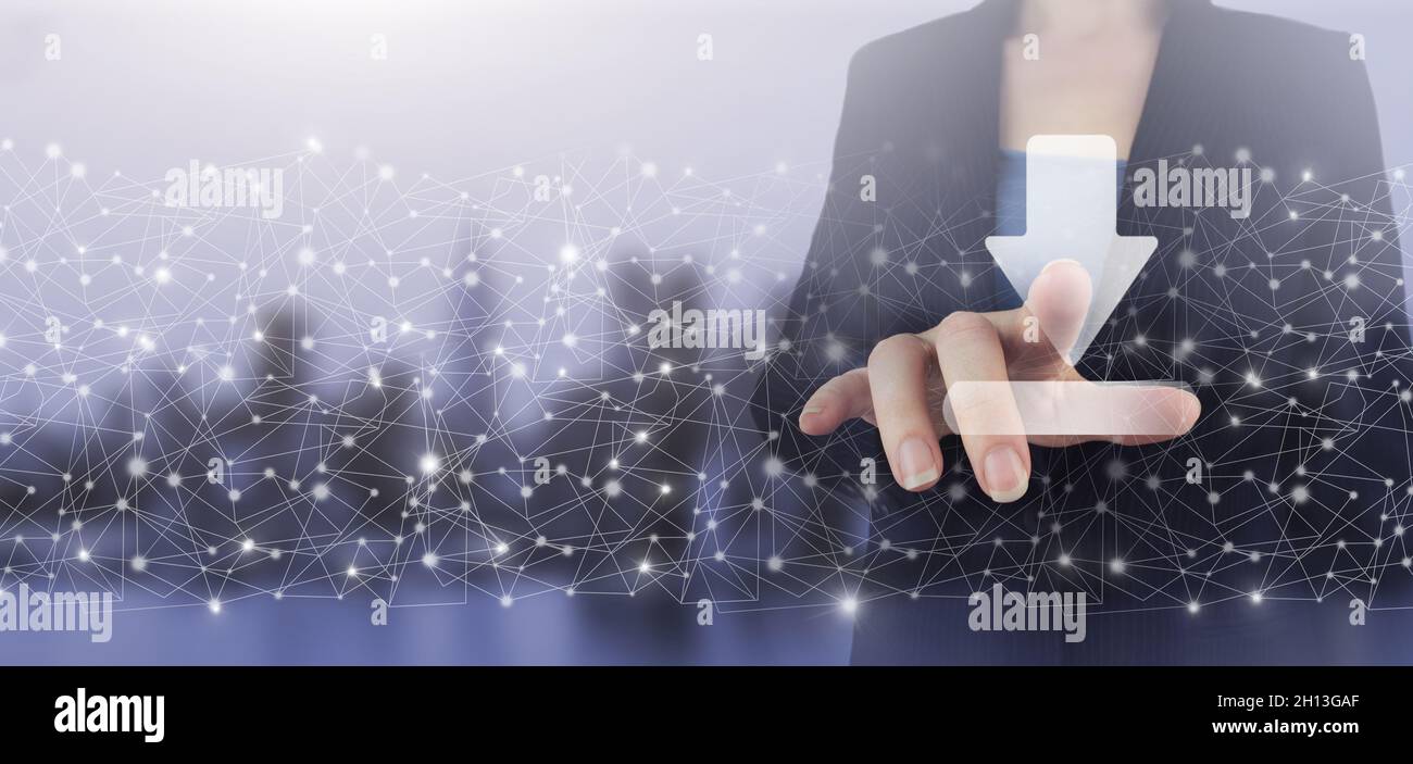 Scaricate il concetto di rete tecnologica aziendale per lo storage dei dati. Mano touch schermo digitale ologramma download, data sign sulla città luce sfondo sfocato. Su Foto Stock