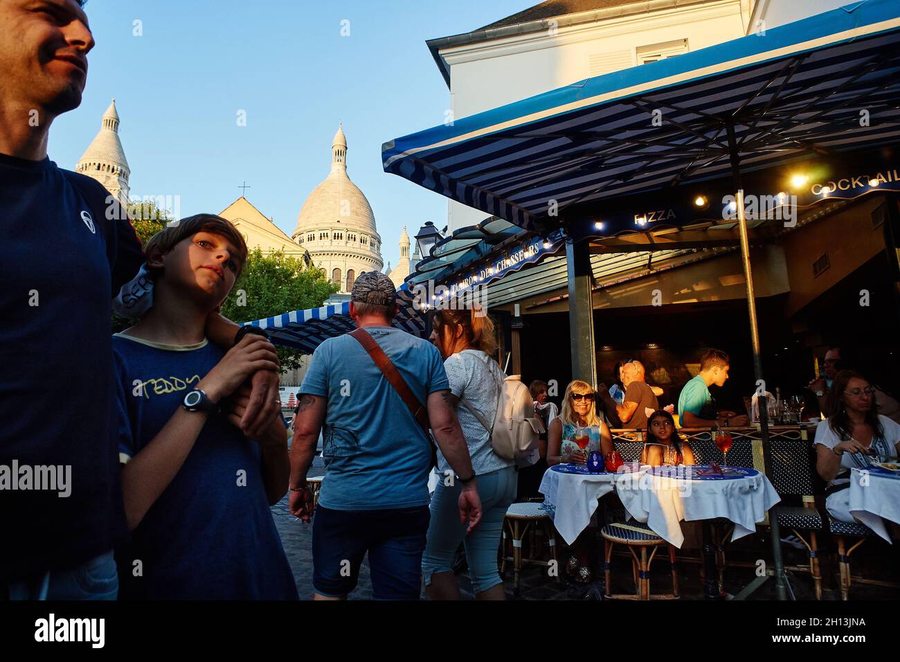 Parigi, Francia - Luglio 2019: I turisti che bevono un drink al tramonto sulla terrazza di un ristorante a Montmate, in Place du Tertre, famosa per i pittori o Foto Stock