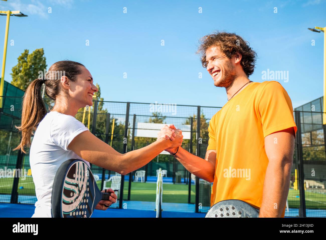 Ritratto di handshake di due giocatori di tennis padel - Padel giocatori abbracciare dopo vincere una partita di padel Foto Stock
